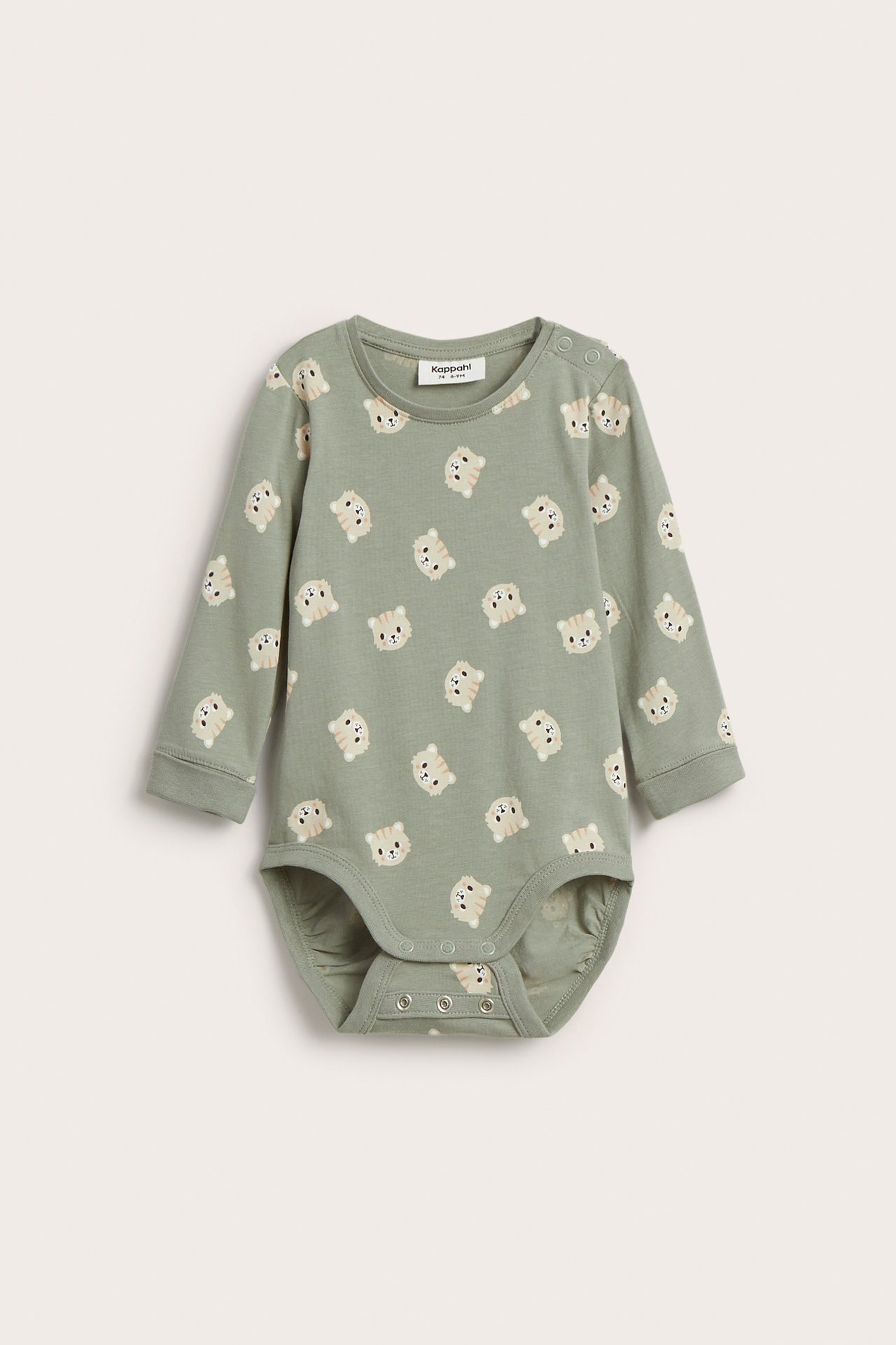 Framifrån, mörkgrön långärmad babybody i bomull med djurmönster och tryckknappar.