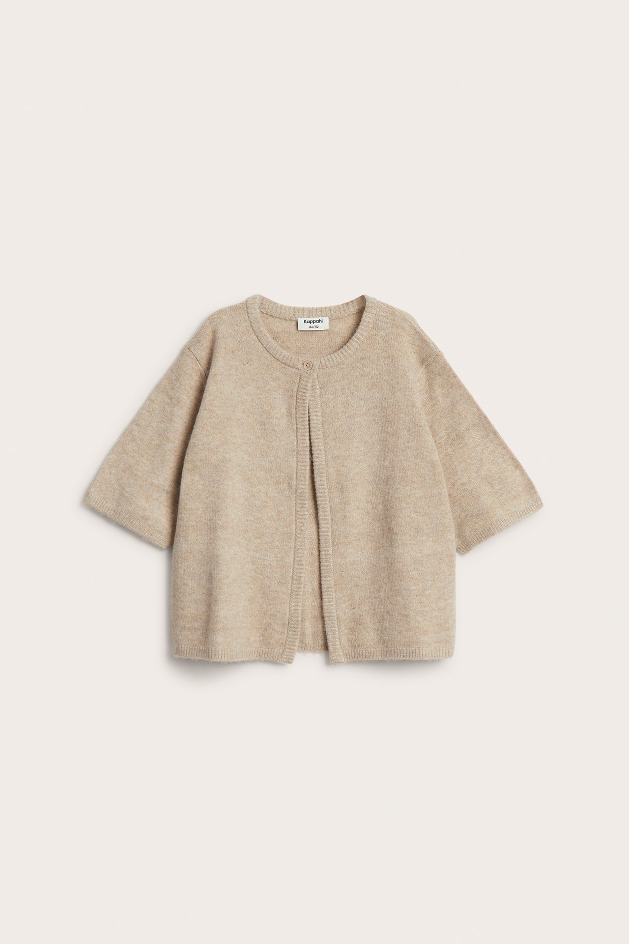 Frontvisning av en melert beige kortermet strikket cardigan med rund hals og én knapplukking.