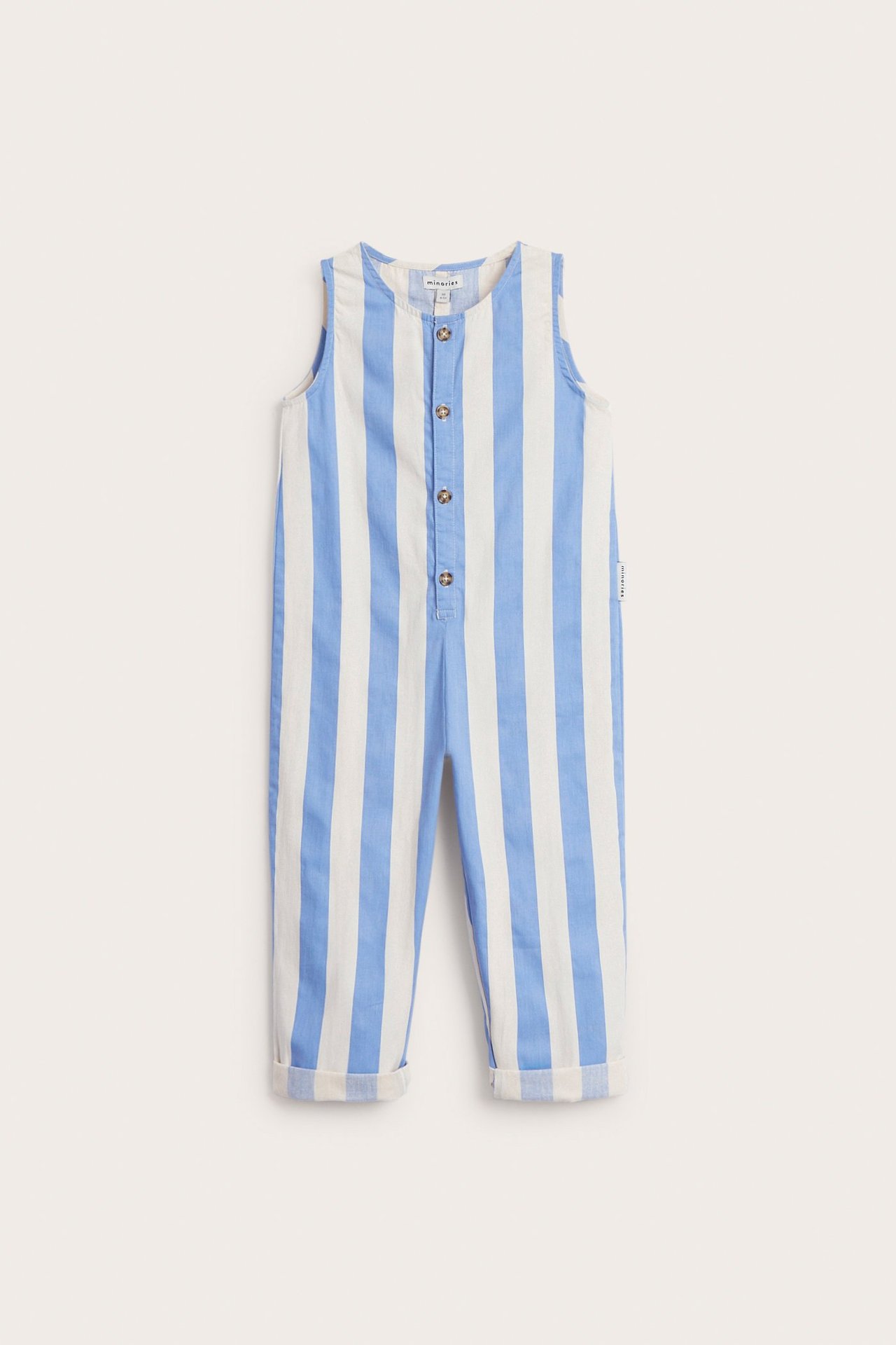 Widok z przodu: dziecięcy kombinezon w niebiesko-białe paski z bawełny, z guzikami i podwiniętymi nogawkami.