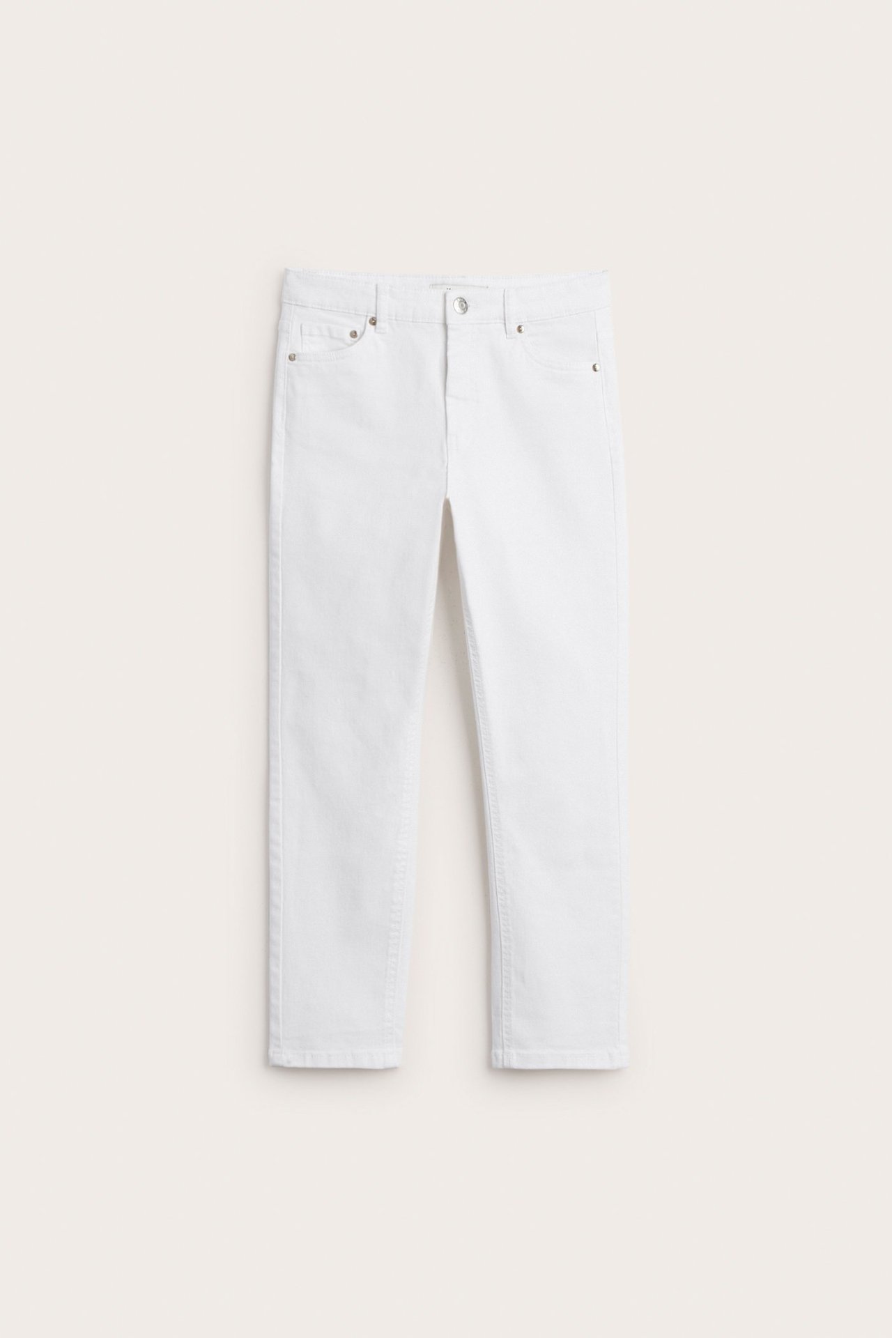 Framifrån, vita högmidjade, korta slim-fit stretchjeans i denim med 5 fickor, knapp och dragkedja.