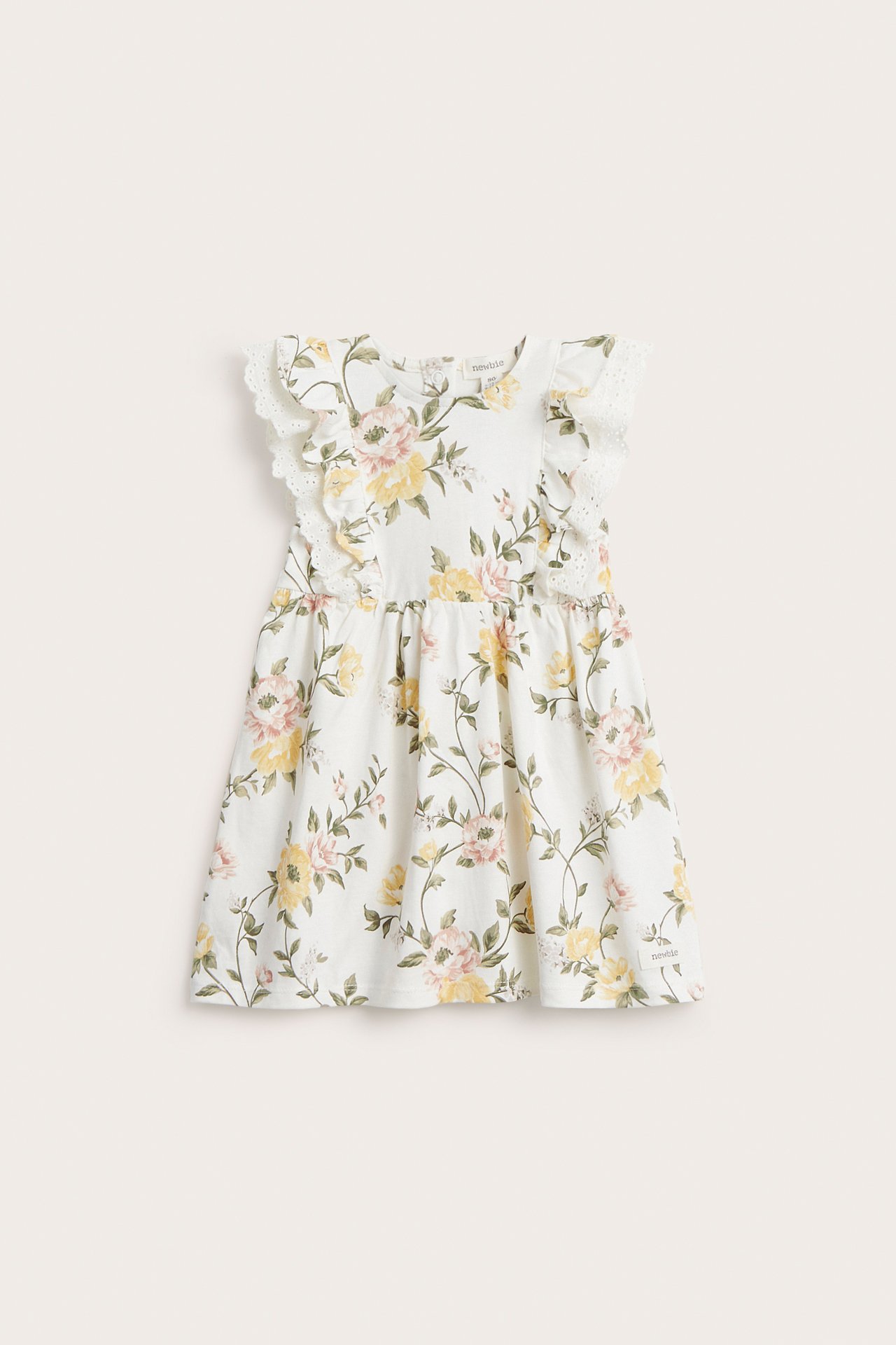 Frontvisning av en offwhite ermeløs bomullskjole for barn med gult og rosa blomstermønster og blondevolanger.