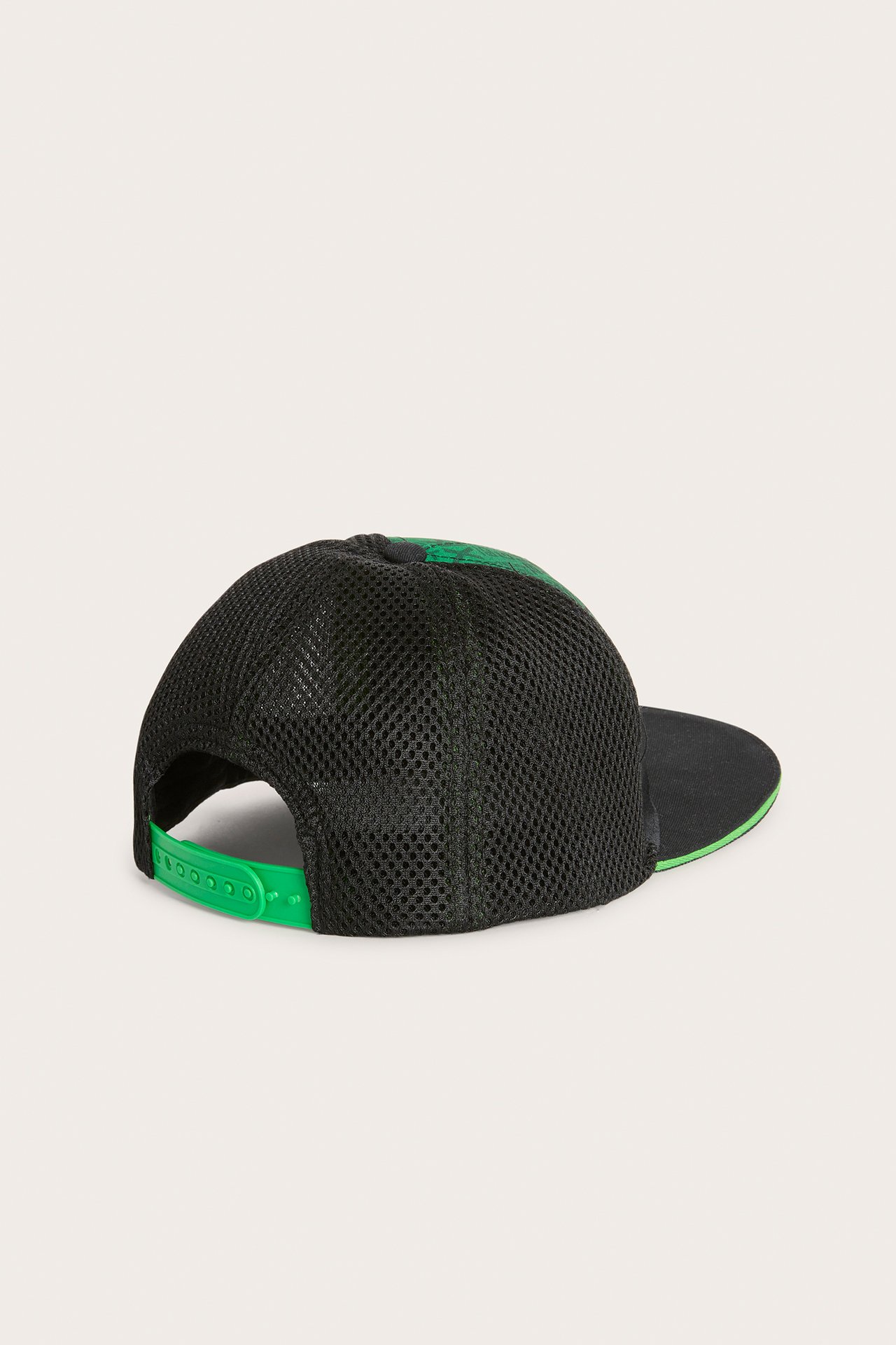 Widok z tyłu/boku czarnej siateczkowej czapki Xbox z zielonym brzegiem i zielonym zapięciem snapback.
