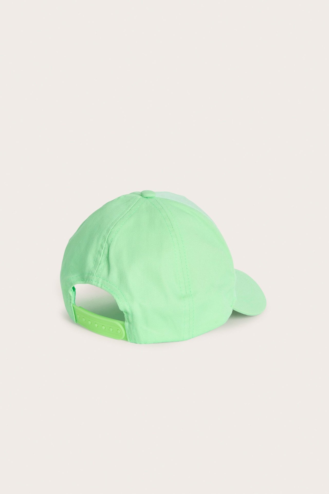 Widok z tyłu zielonej czapki dziecięcej z zapięciem typu snapback.