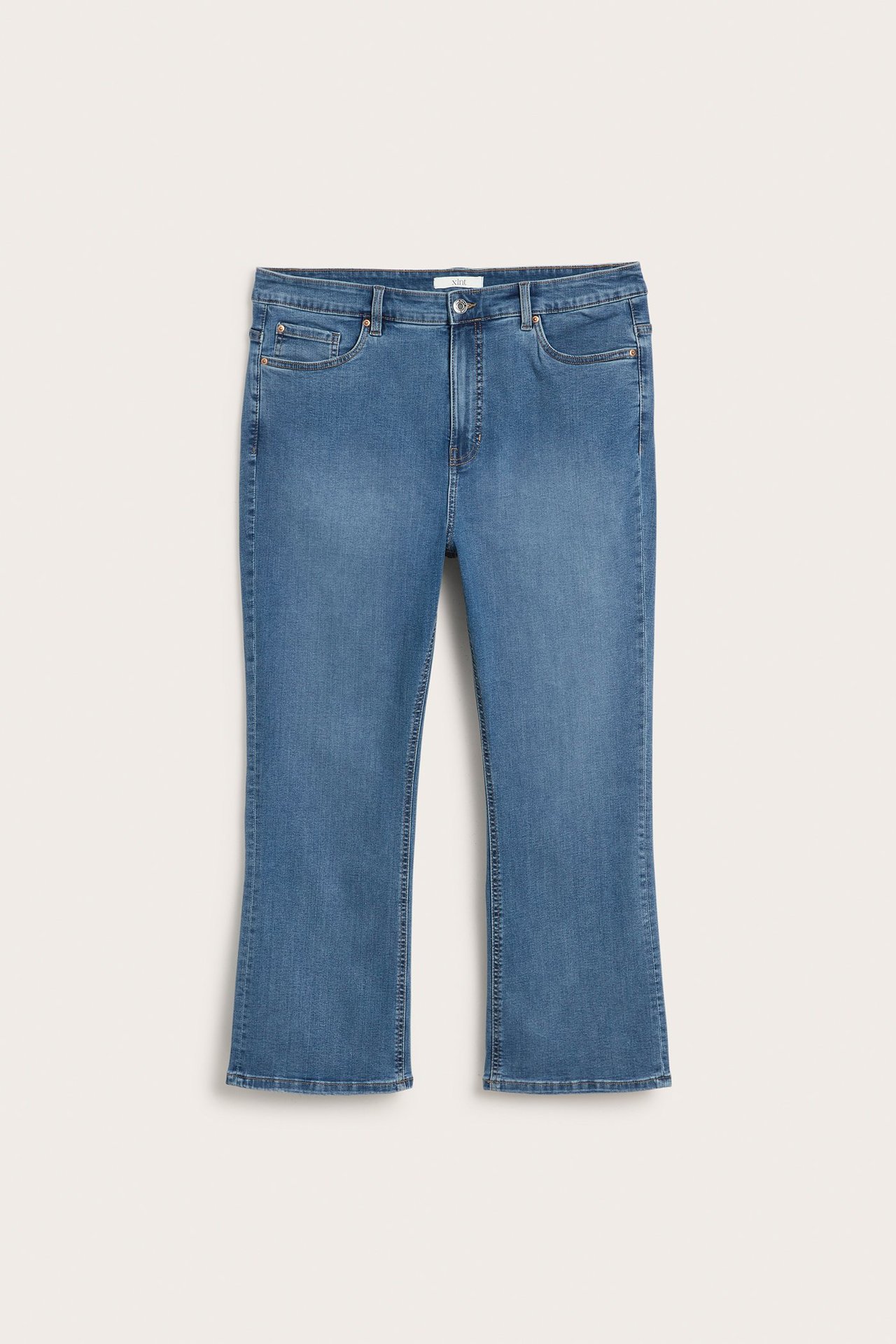 Framifrån: blå denim high waist cropped flare jeans med knapp- och dragkedjestängning.