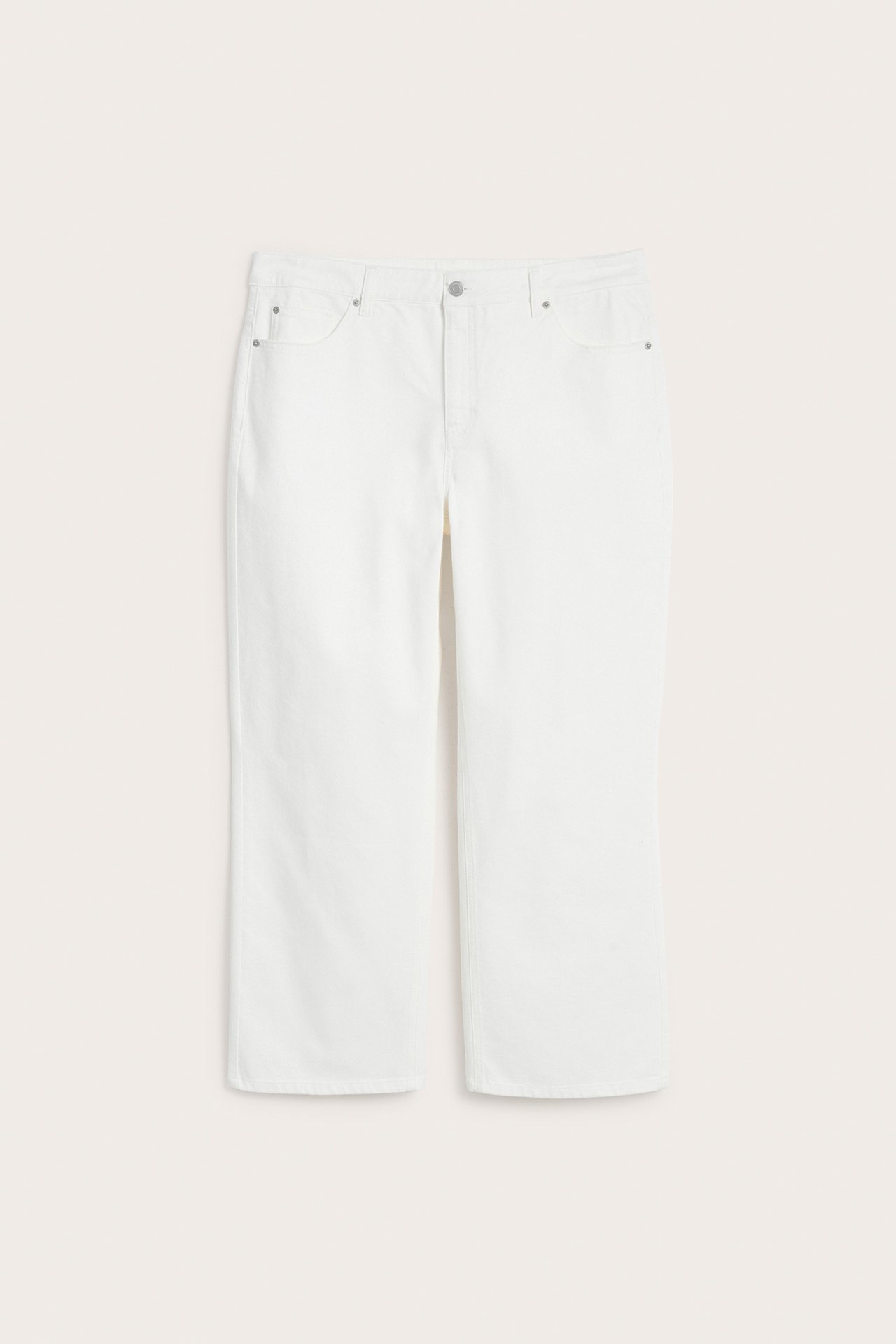 Widok z przodu off-white prostych jeansów z wysokim stanem i pięcioma kieszeniami z twillu.