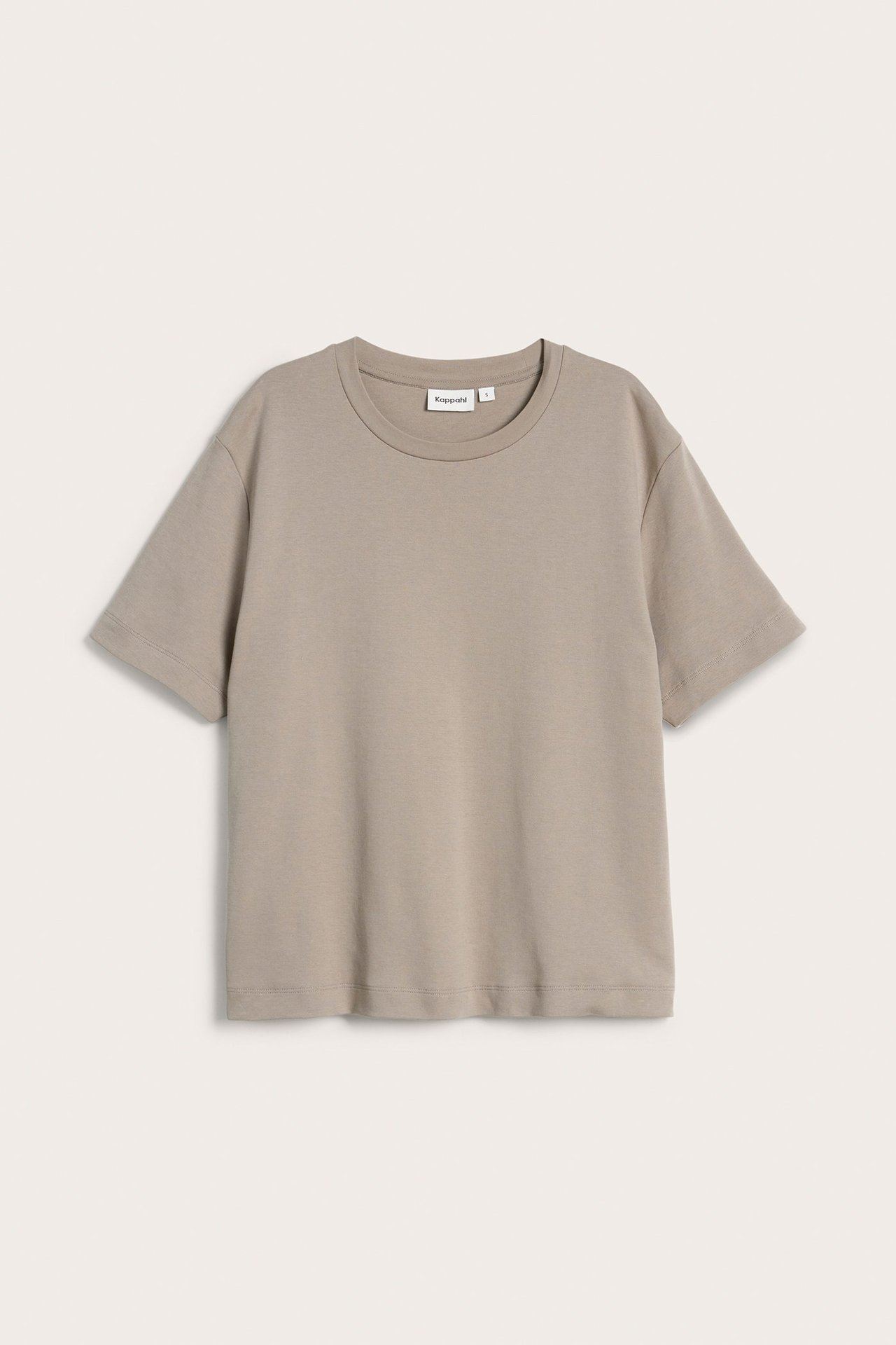 Forfra, mørk beige oversized bomulls-t-skjorte med korte ermer og rund hals.