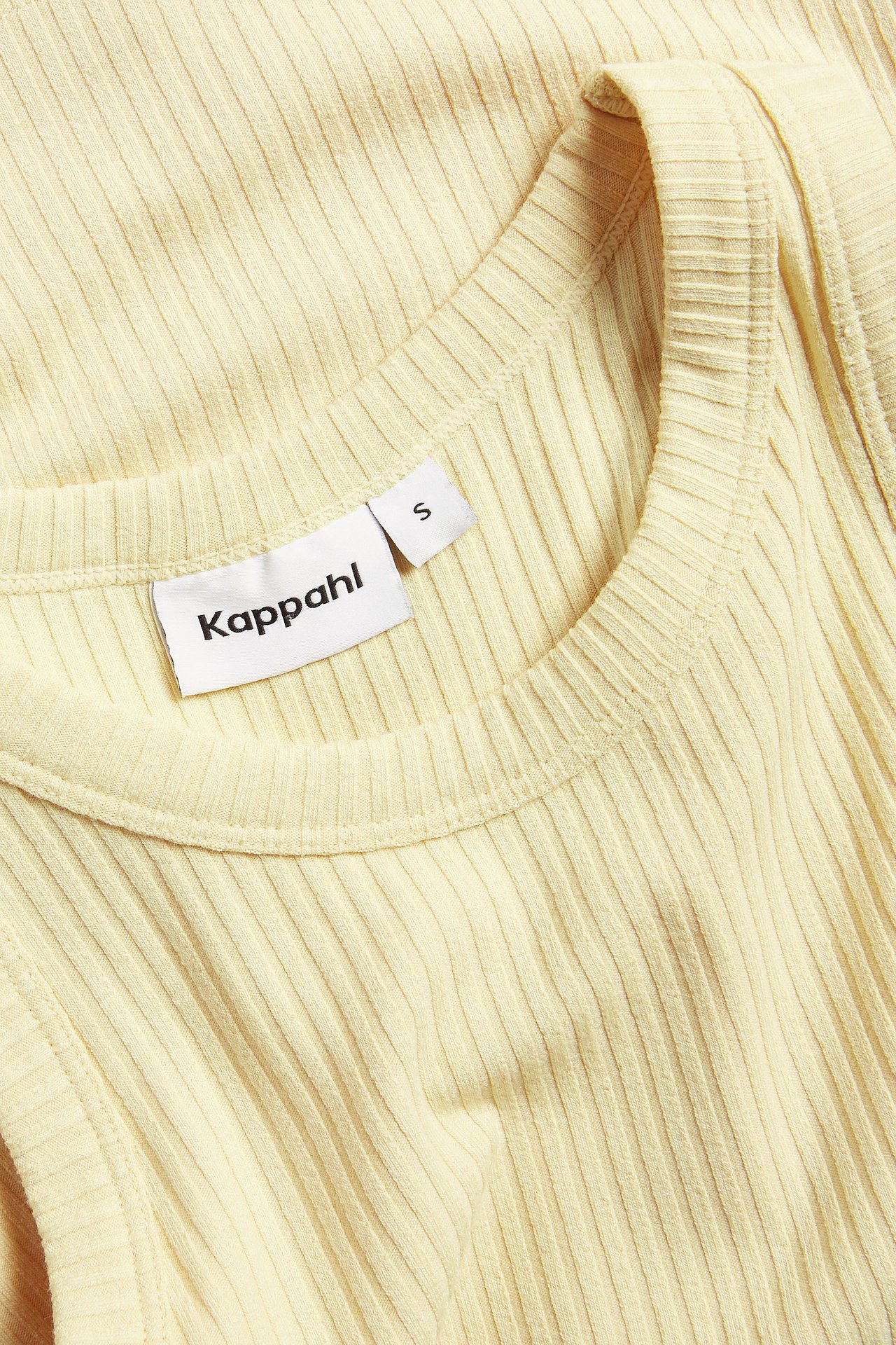 Nærbilde av en gul ribbet singlet.