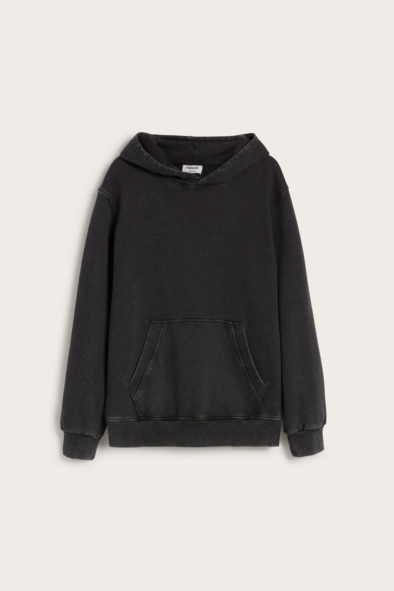 Frontvisning av en barn-hoodie i vasket svart bomull med kengurulomme, hette og ribbestrikkede mansjetter.