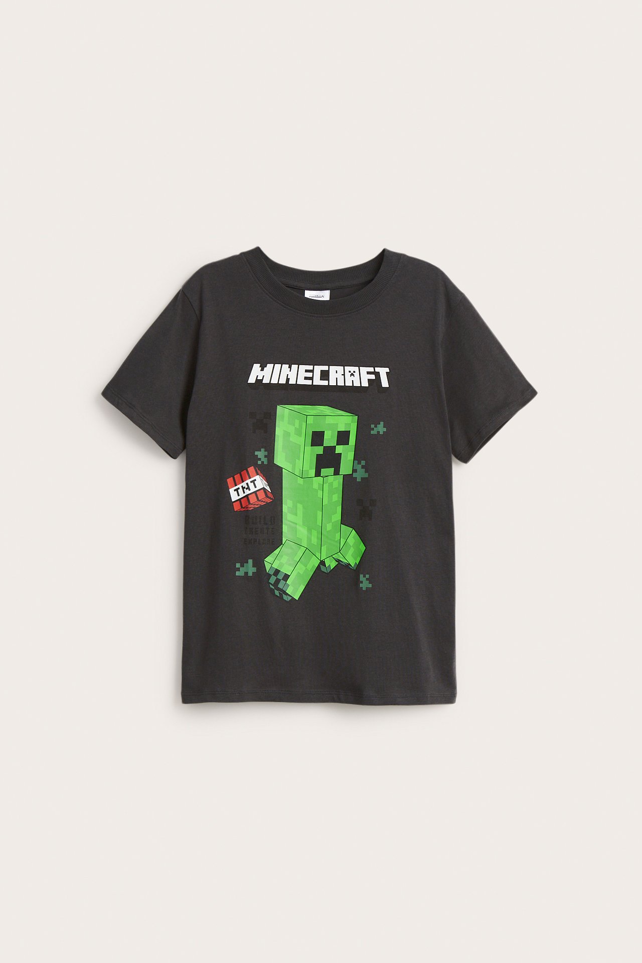 Forfra: Svart bomulls-t-skjorte for barn med stort grønt Minecraft Creeper-trykk.