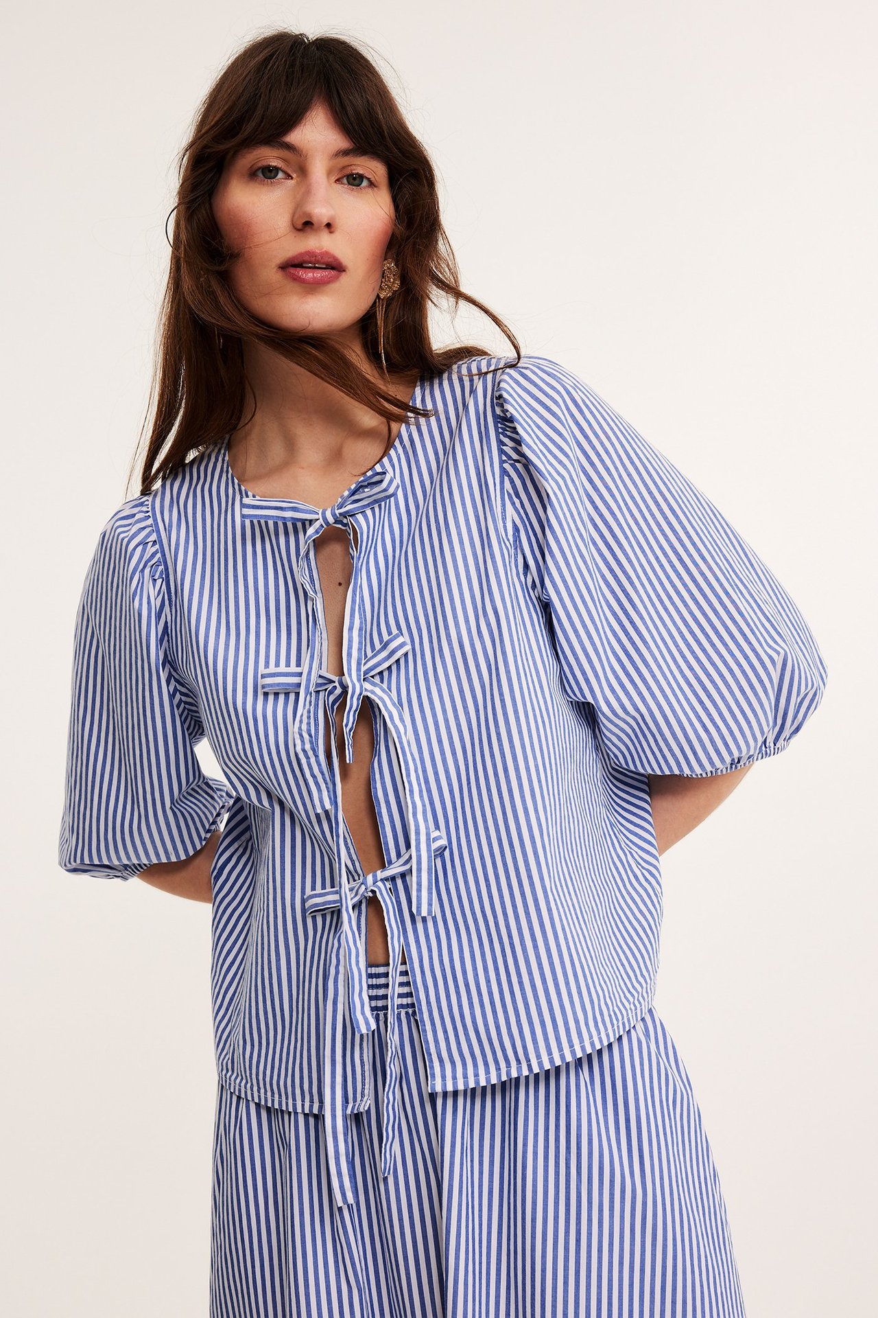 Blus med knytning fram