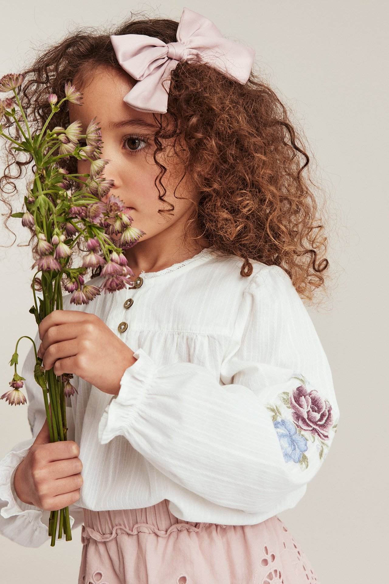 Bluse med blomstrete puffermer