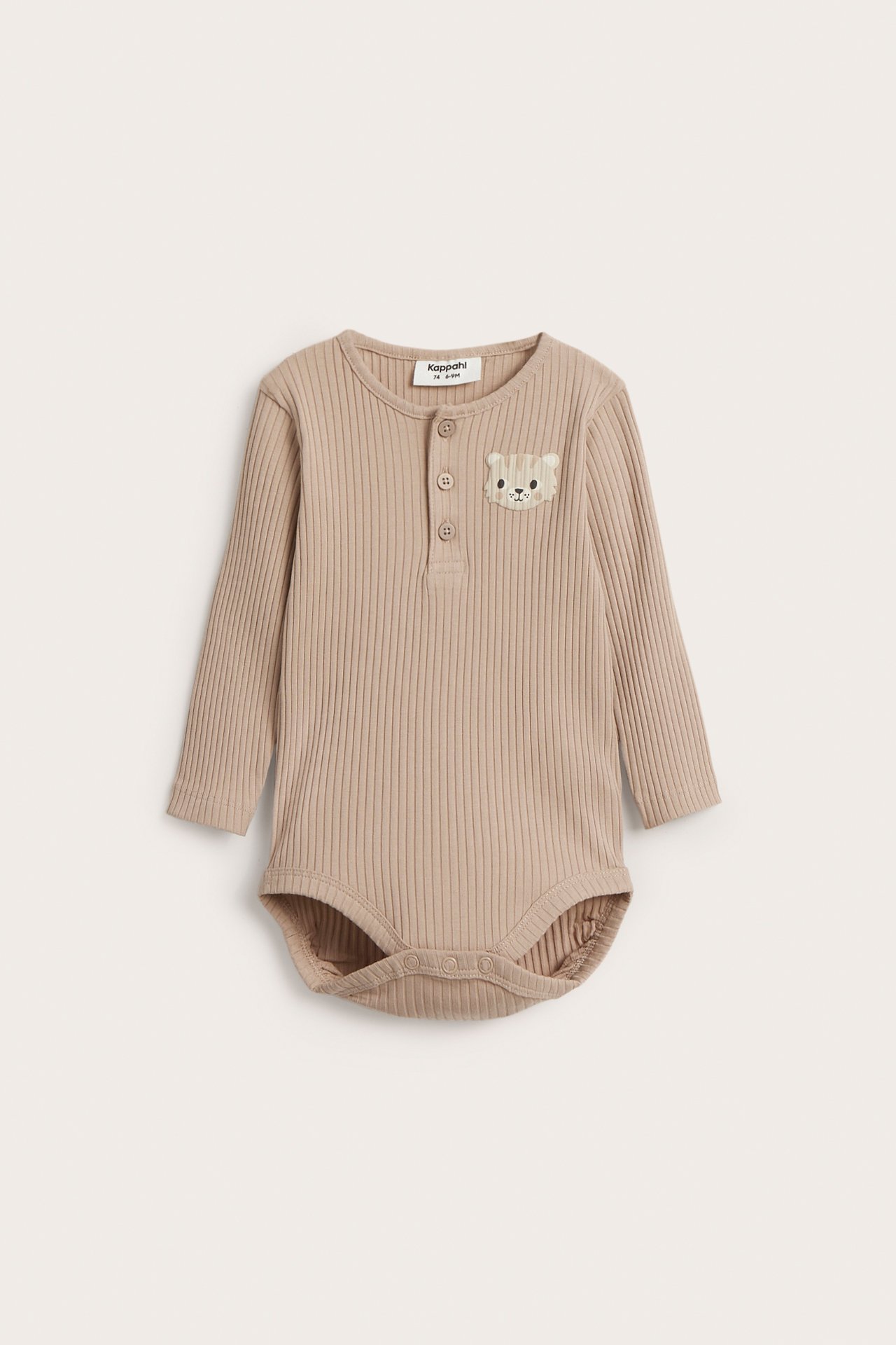 Edestä kuvattu vauvan beige ribattu pitkähihainen body, jossa napit edessä ja brodeerattu karhunpää.