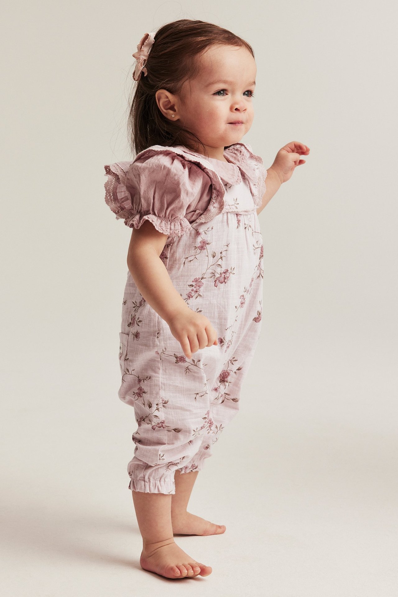 Blommig jumpsuit med volang - Rosa - 1