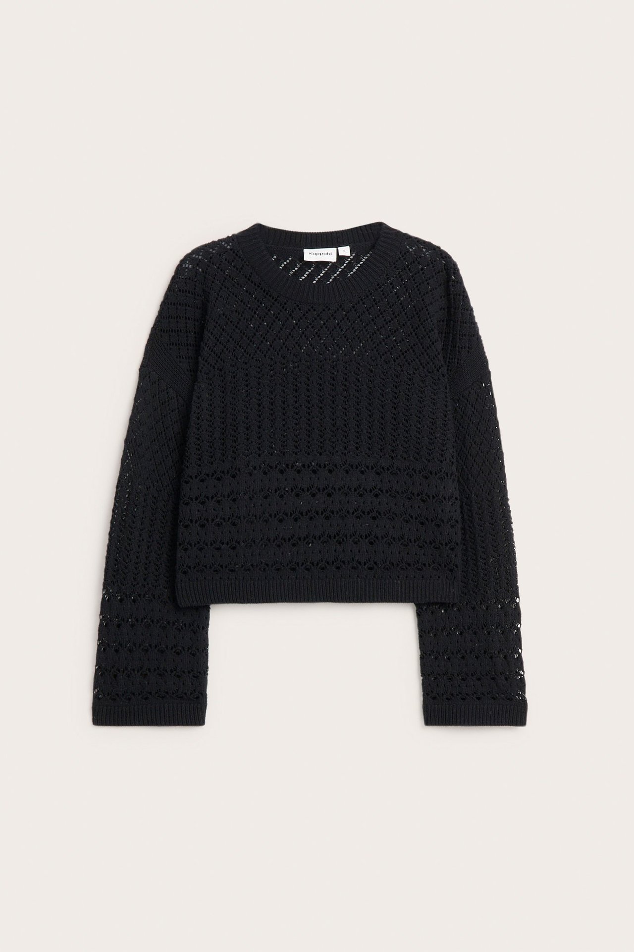 Frontvisning av en svart hullstrikket genser med lange ermer og rund hals.