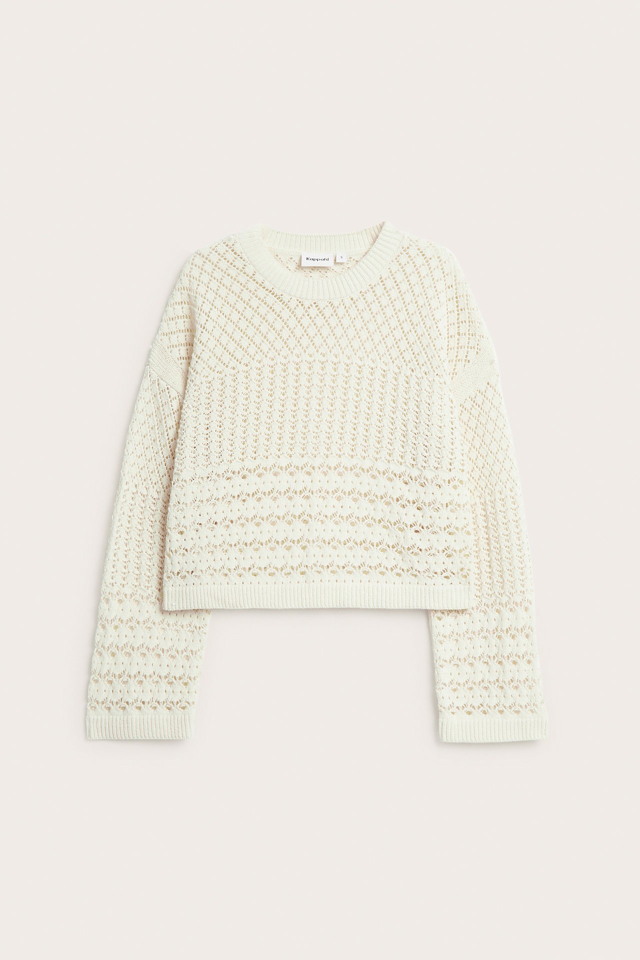 Frontvisning av en lys beige mønsterstrikket genser med rund hals og lange ermer.