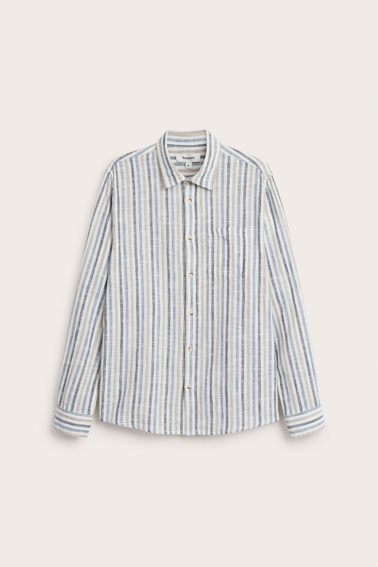 Frontvy av en långärmad randig herrskjorta i bomull med ljusblå, mörkblå och beige ränder.