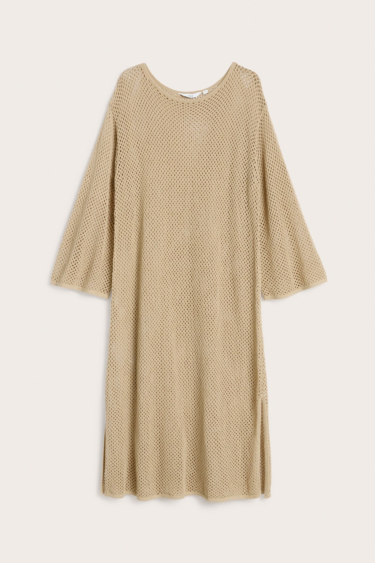 Frontvy av en lös, kortärmad, beige hålstickad klänning med sidoslitsar.