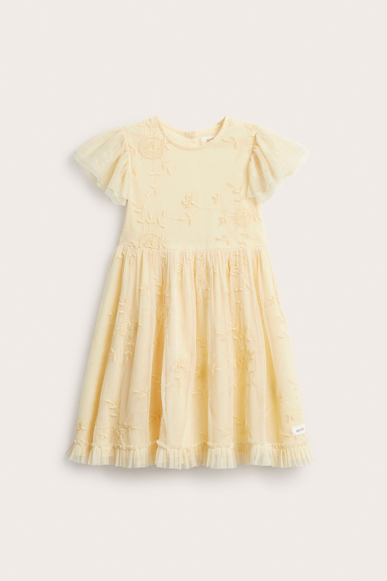 Jasnożółta sukienka dziecięca z przodu: haft kwiatowy, falbankowe rękawy i marszczona spódnica.