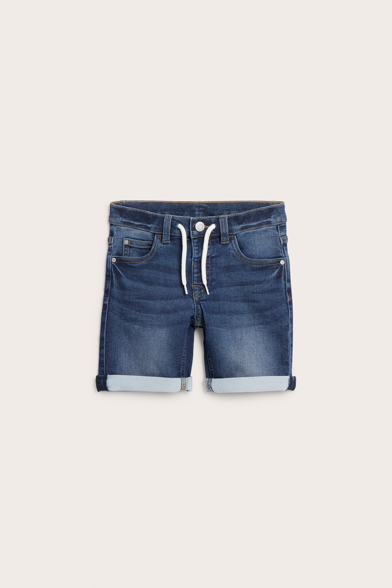 Edestä: lasten siniset jogger-denimshorts, valkoinen kiristysnyöri, nappi ja käännetyt lahkeet.