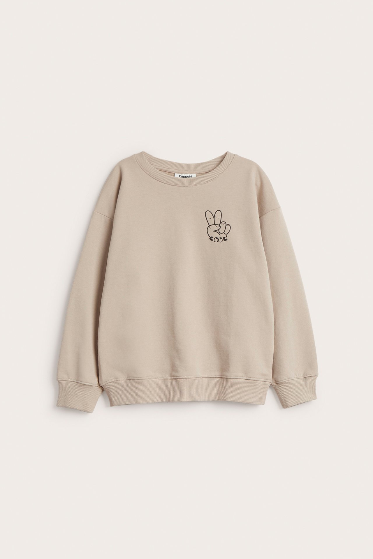 Frontvy av en beige bomullssweatshirt med ett litet svart fredstecken och 'cool' tryck på bröstet.