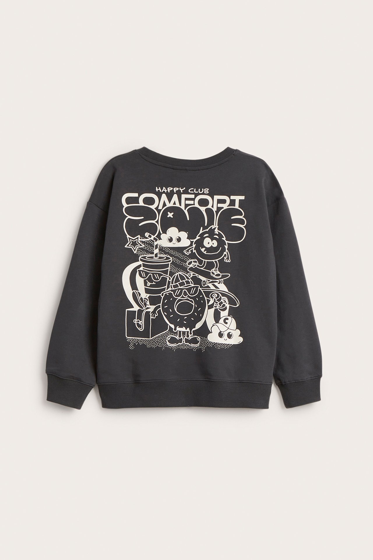 Framifrån, svart bomullssweatshirt för barn med stort vitt "HAPPY CLUB COMFORT ZONE" seriefigurtryck.