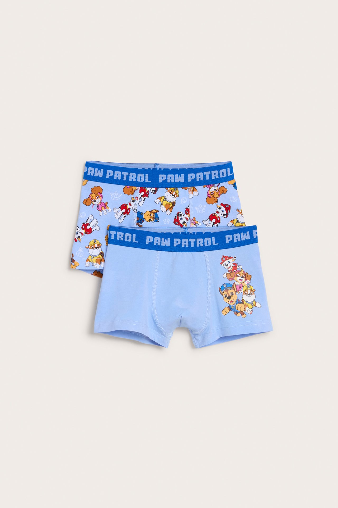 Edestä näkymä lasten vaaleansinisistä Paw Patrol -bokserishortseista, 2 kpl, toinen yksivärinen, toinen kuvioitu.