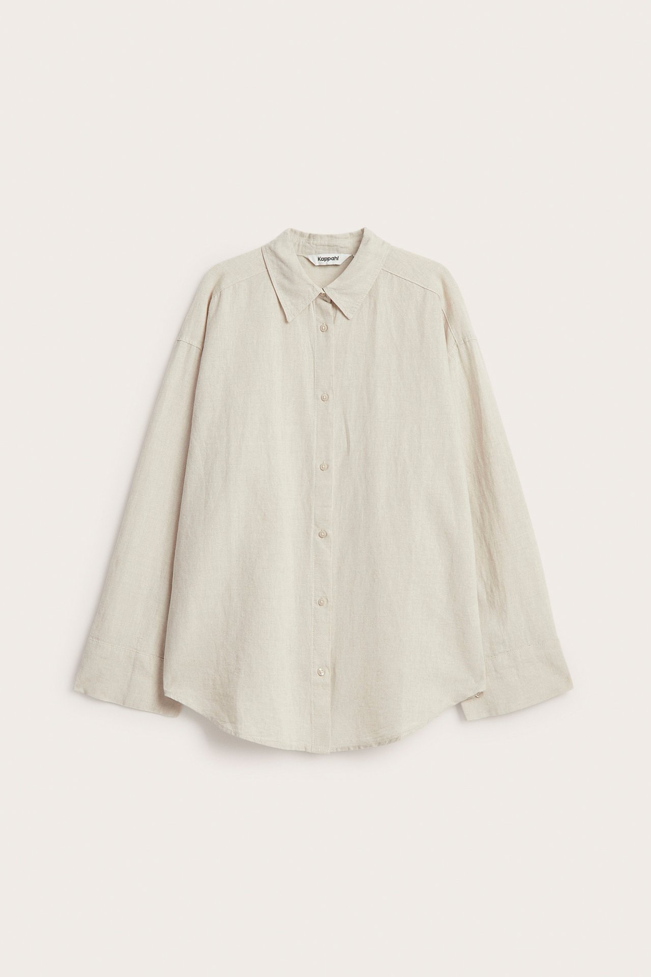 Forfra, oversized beige linskjorte i linblanding med krage og knapping foran.