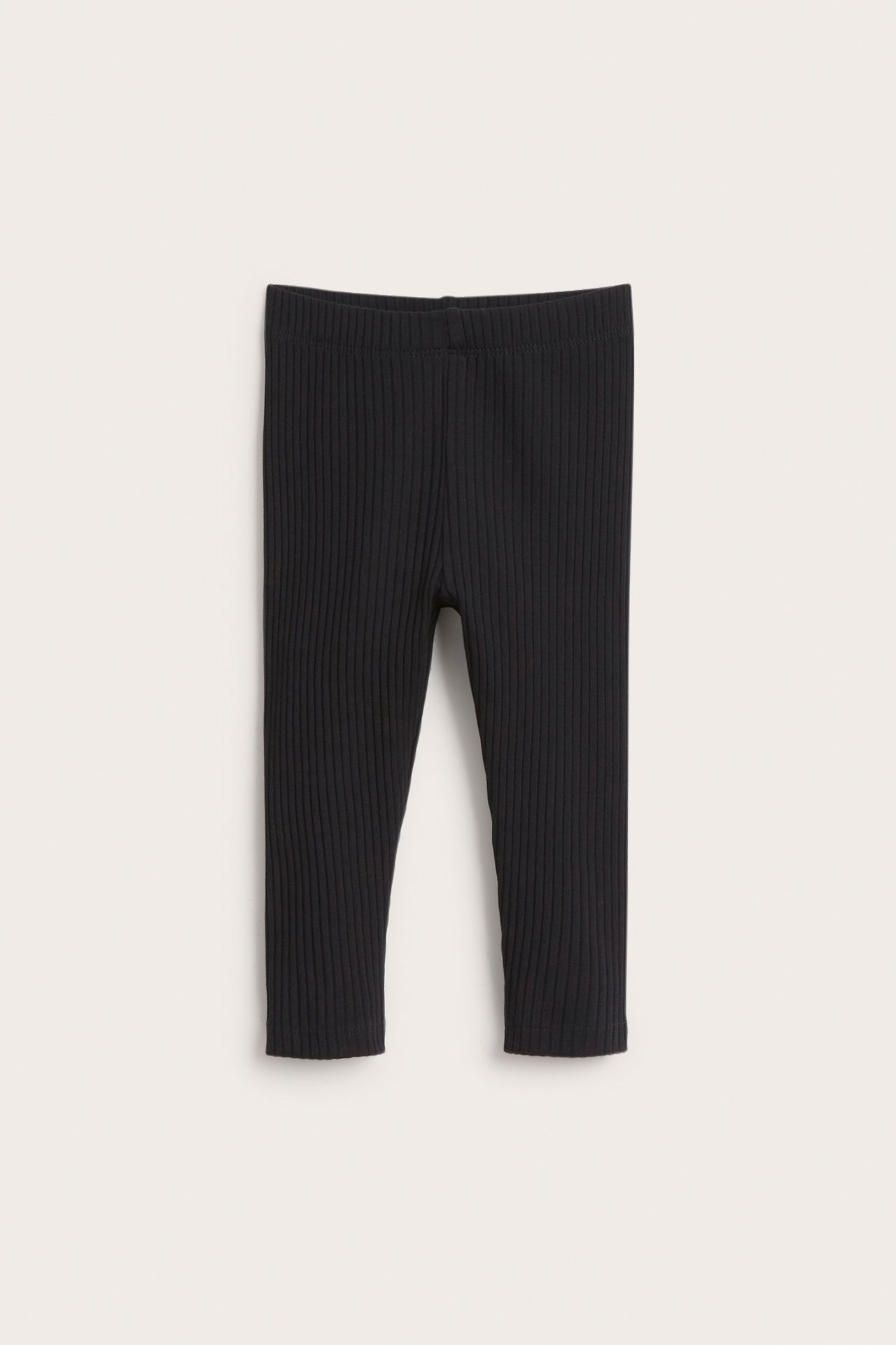 Framifrån, svarta ribbade baby leggings i bomullsblandning.
