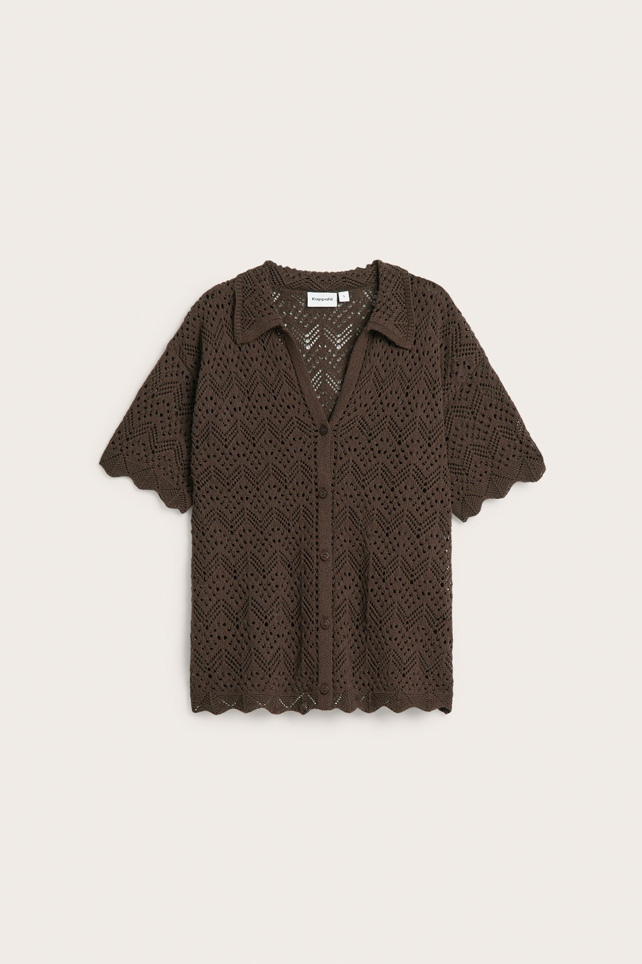 Frontvisning av en mørkebrun kortermet åpenstrikket cardigan med krage, knapper og bølgete kanter.
