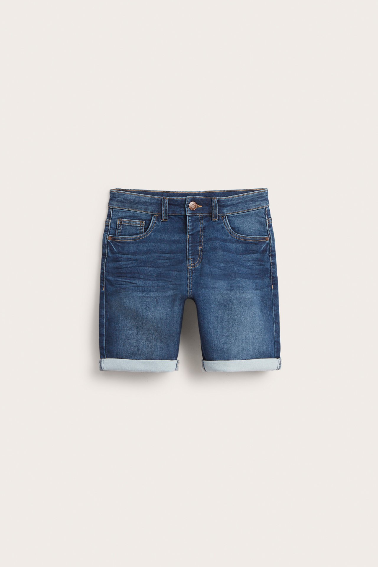Frontvy av mörkblå jogger-jeansshorts för barn med fem fickor, knappstängning och uppvikta benslut.