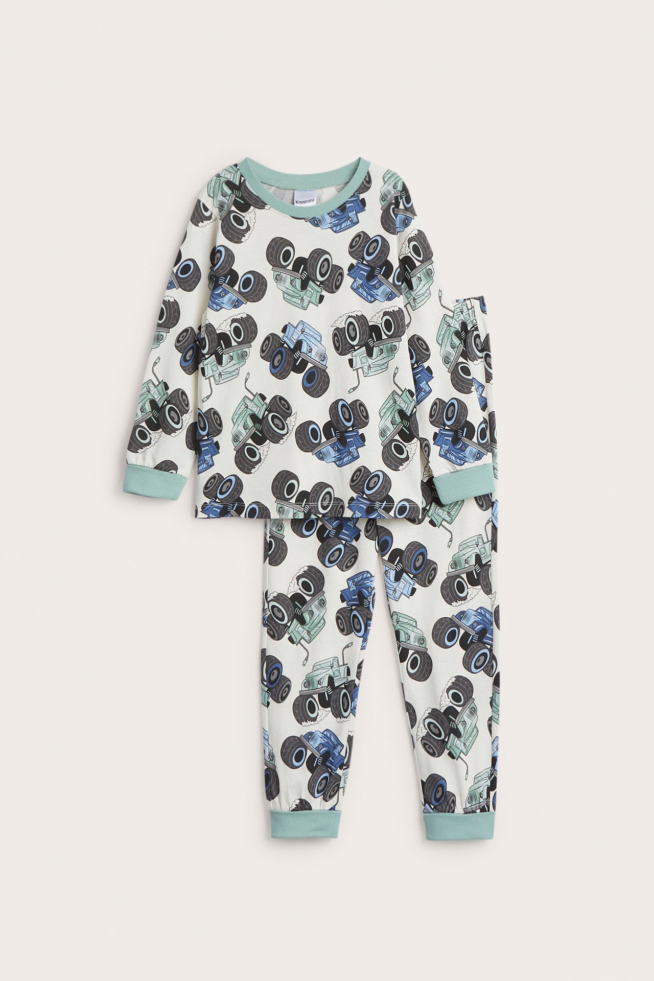 Frontvy av en barnpyjamas i offwhite bomull med blått och grönt monstertruck-mönster.