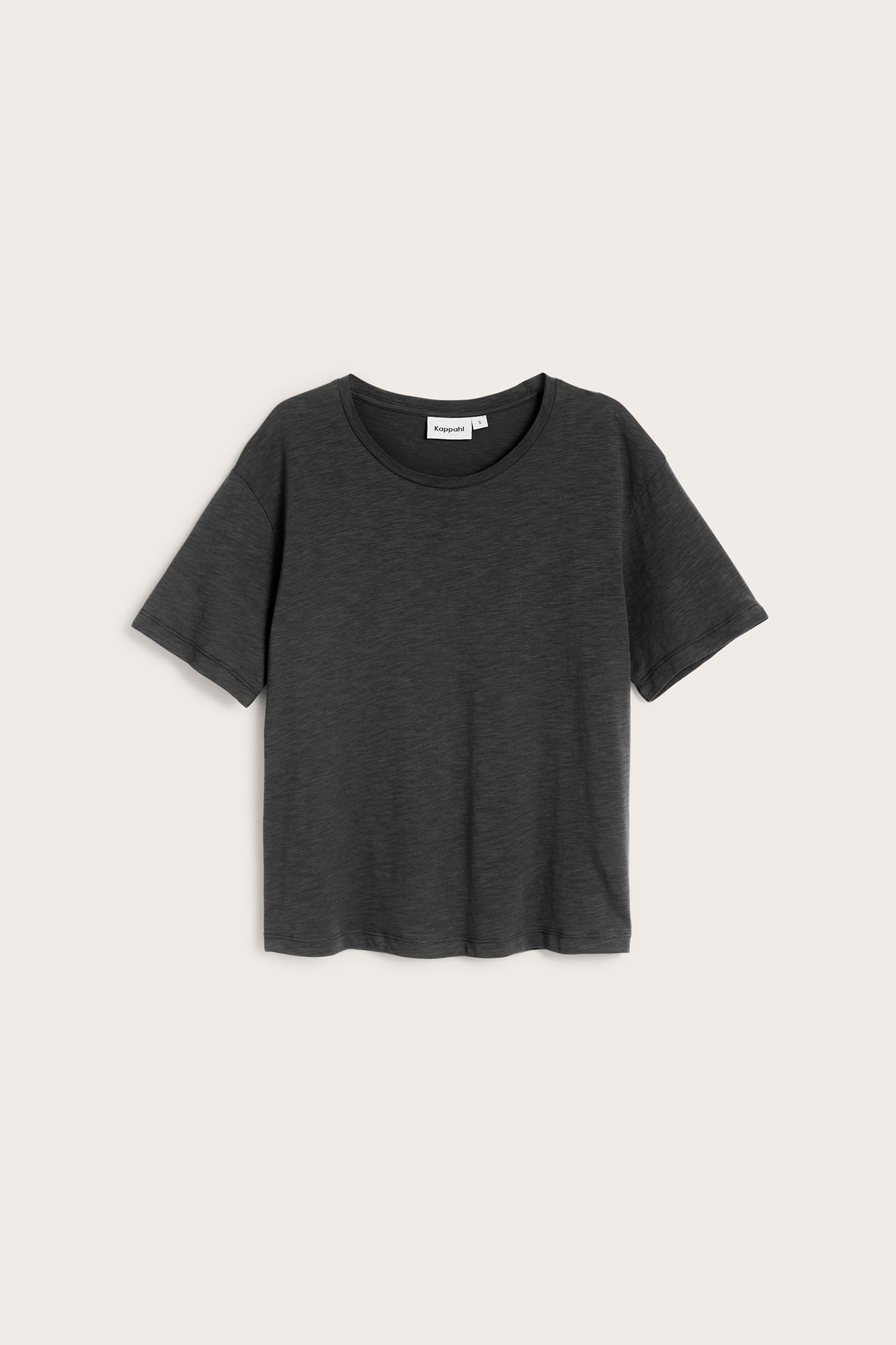 Widok z przodu: ciemnoszary bawełniany t-shirt typu slub z okrągłym dekoltem i krótkimi rękawami.