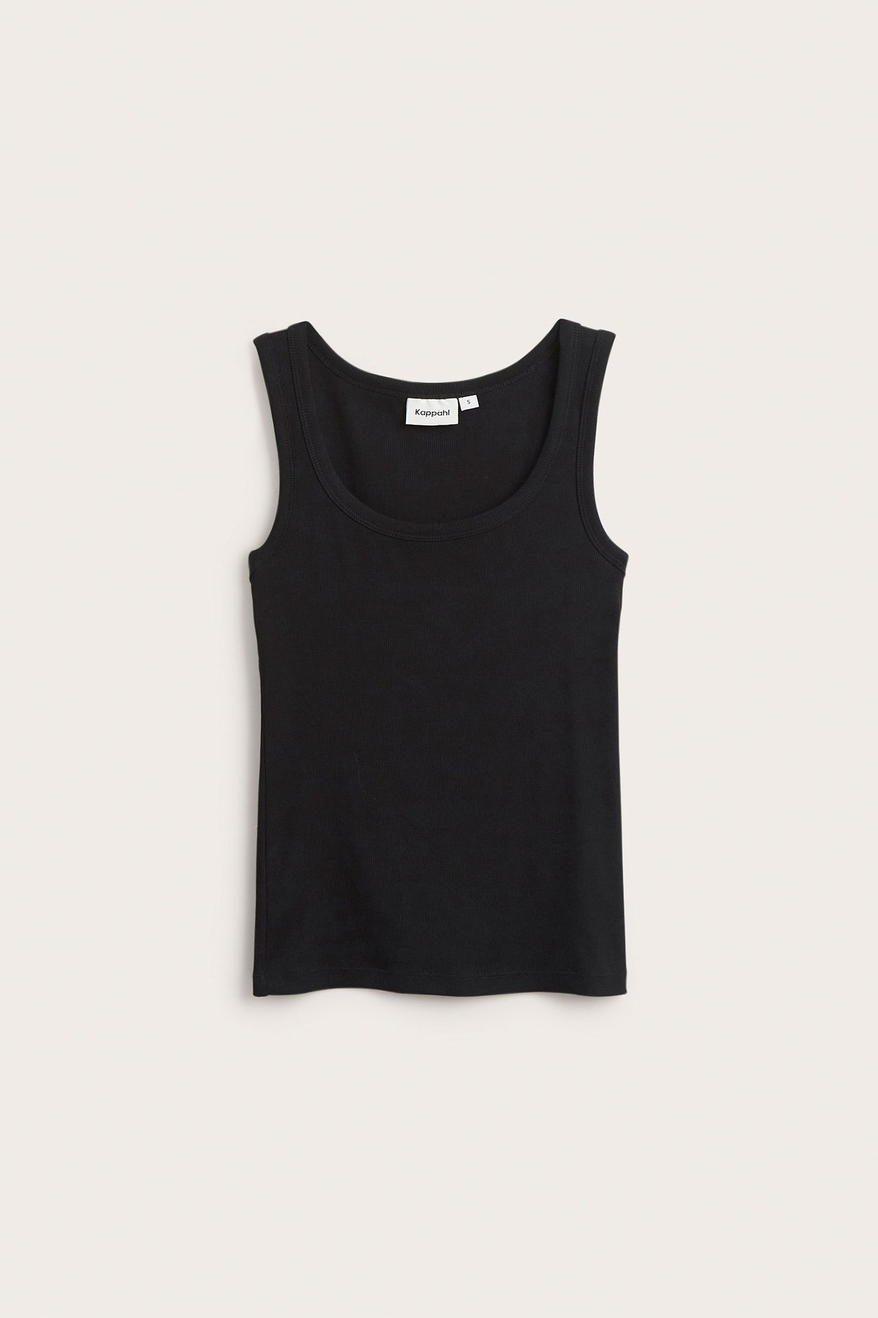 Forfra, svart ribbet singlet med rund hals.