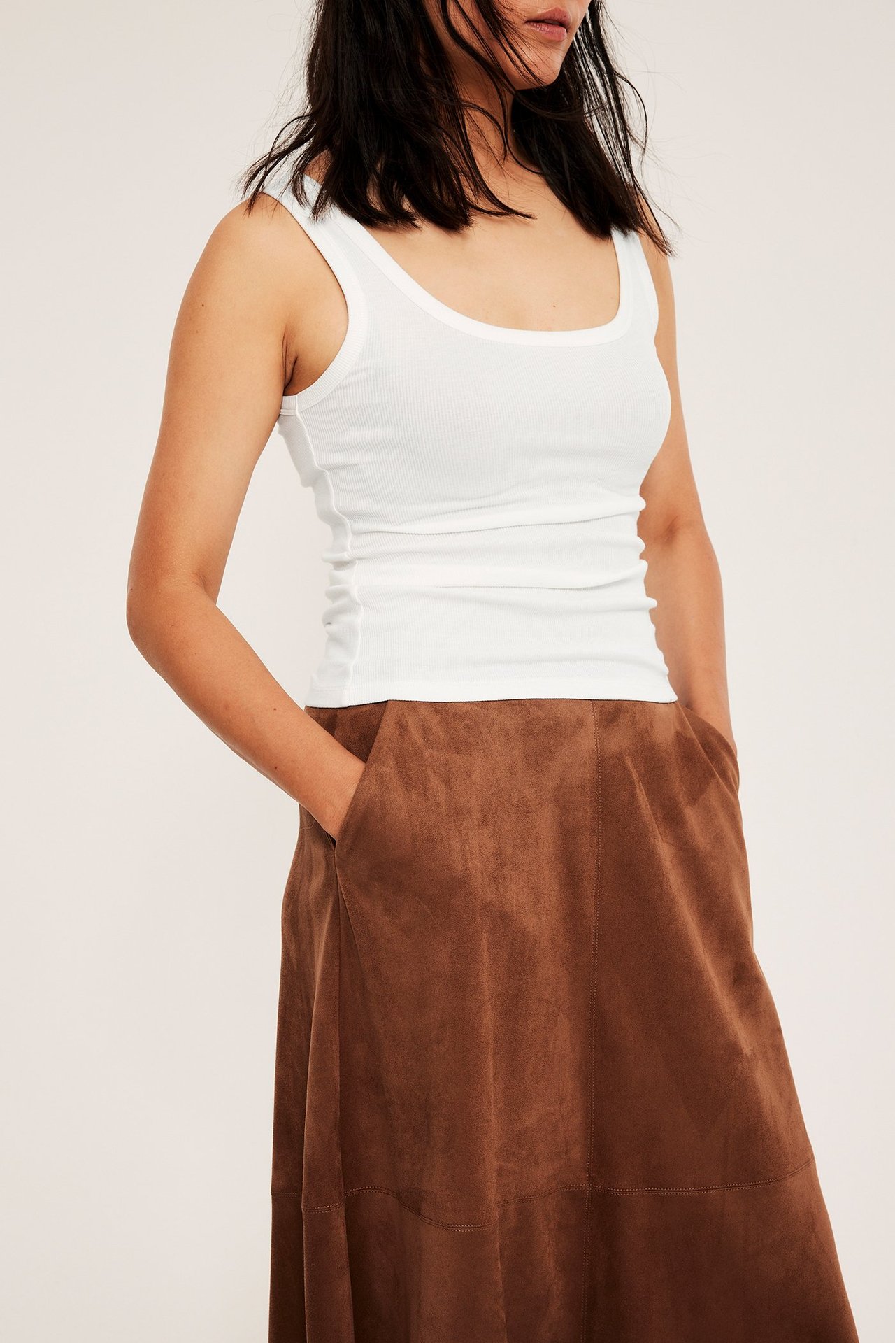 Tett, offwhite ribbet linne i bomull og elastan, strukturert ribbmønster.