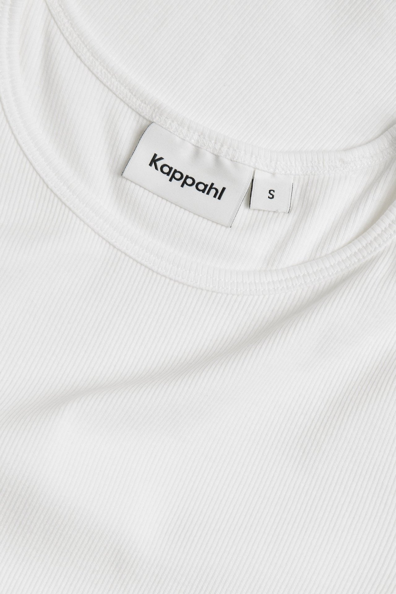 Zbliżenie na białawy prążkowany t-shirt z okrągłym dekoltem i teksturowanym materiałem.