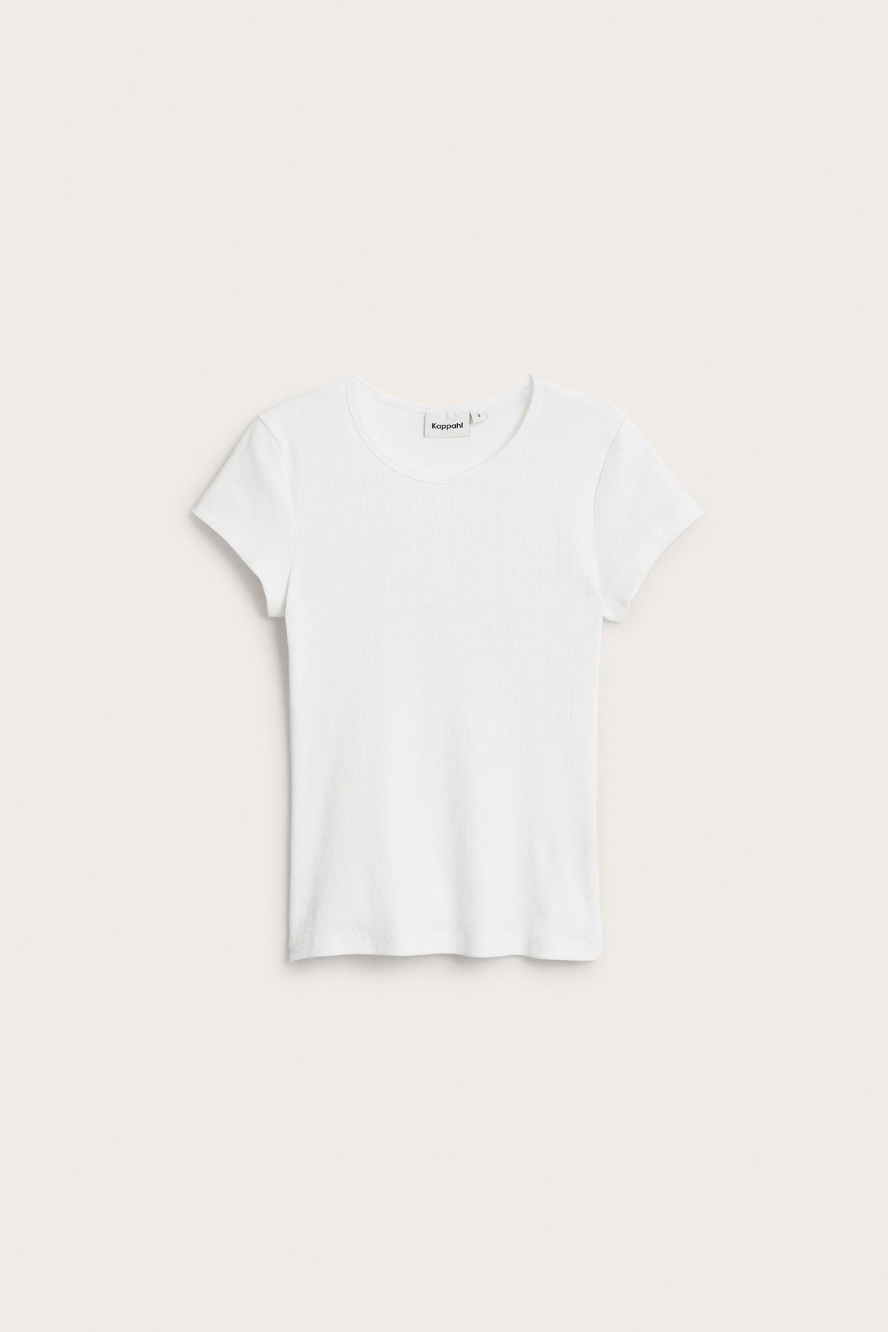 Frontvy av en offwhite, kortärmad, figurnära ribbad t-shirt med rund hals.