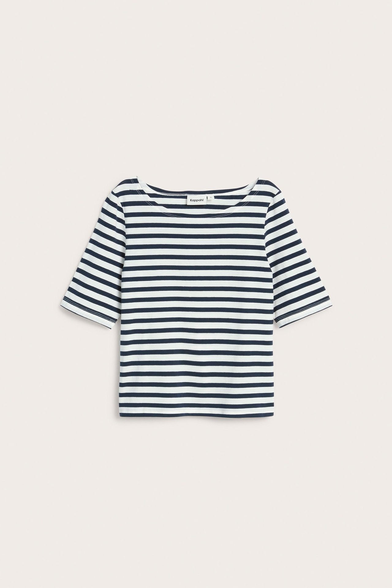 Widok z przodu: krótki top basic w paski off-white i granatowe, z dekoltem łódkowym.