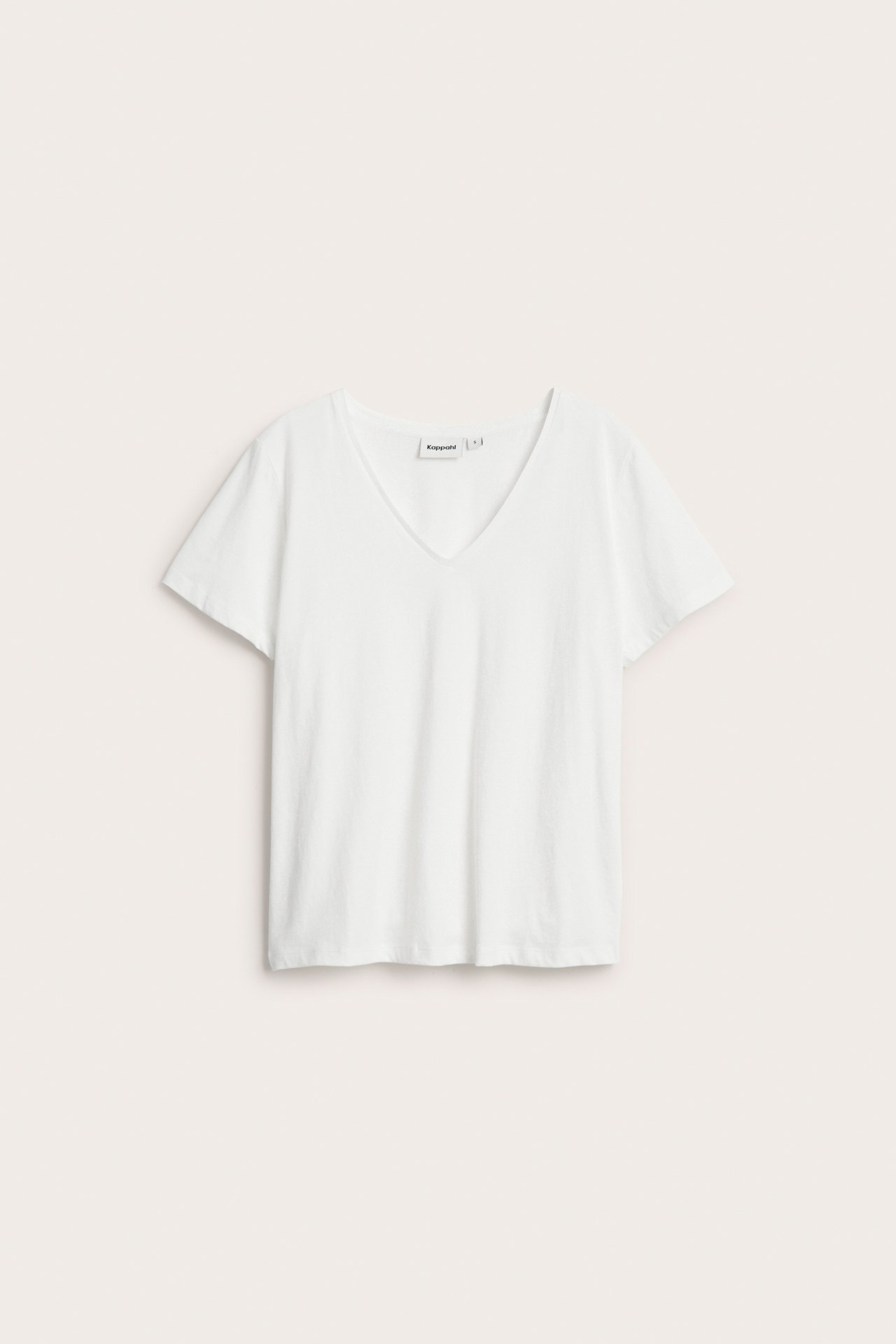 Framifrån, enfärgad vit V-ringad t-shirt i tunn bomull med korta ärmar.