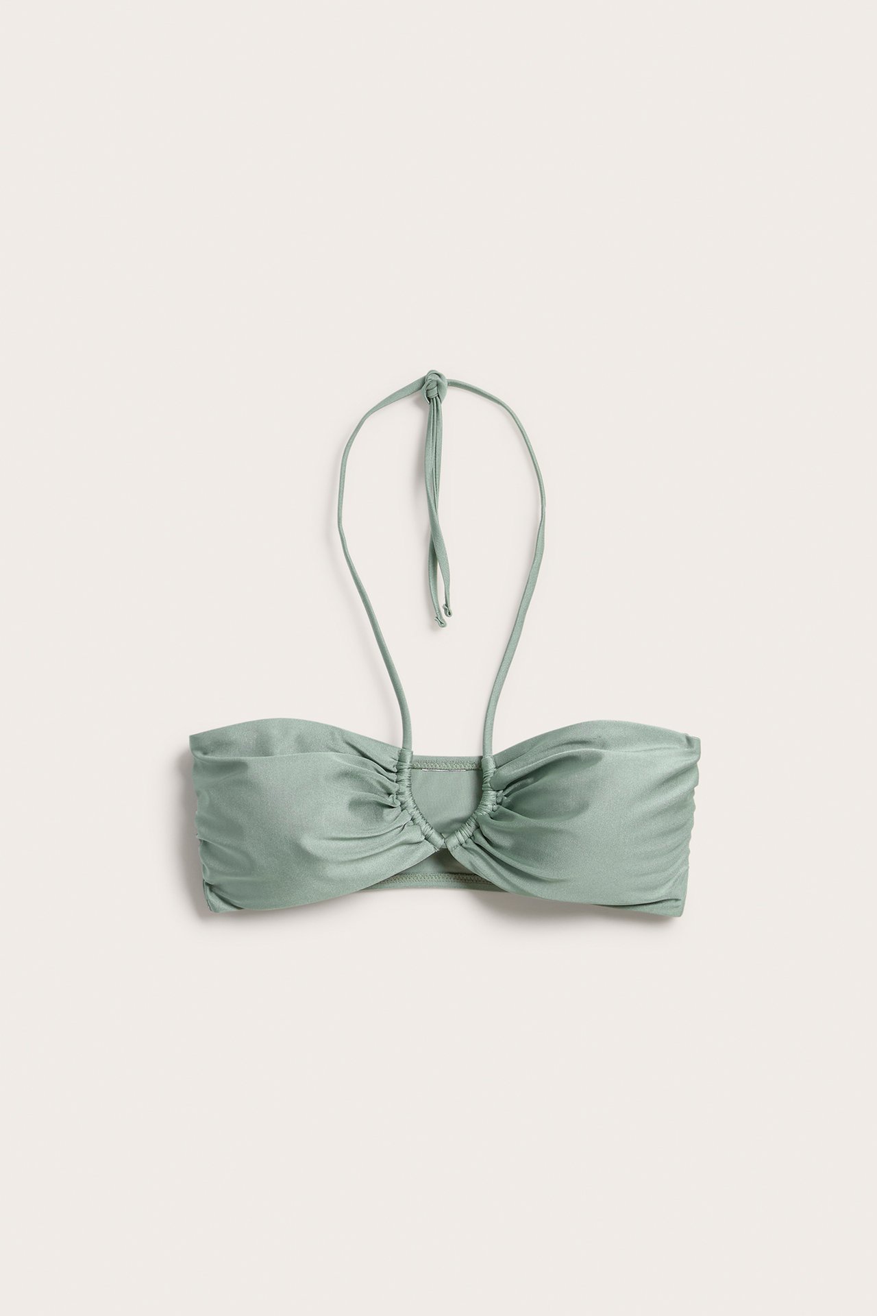 Frontvisning av en lys grønn glansfull bandeau bikinitopp med knytebånd i nakken.