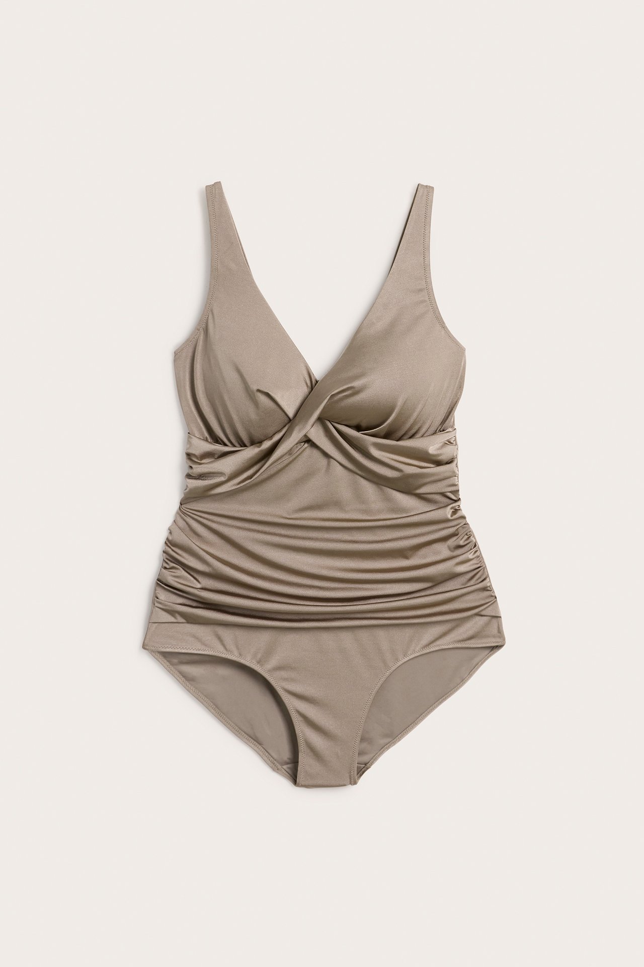 Framifrån, mörkbeige enfärgad baddräkt med vriden V-ringning och draperade sidor.