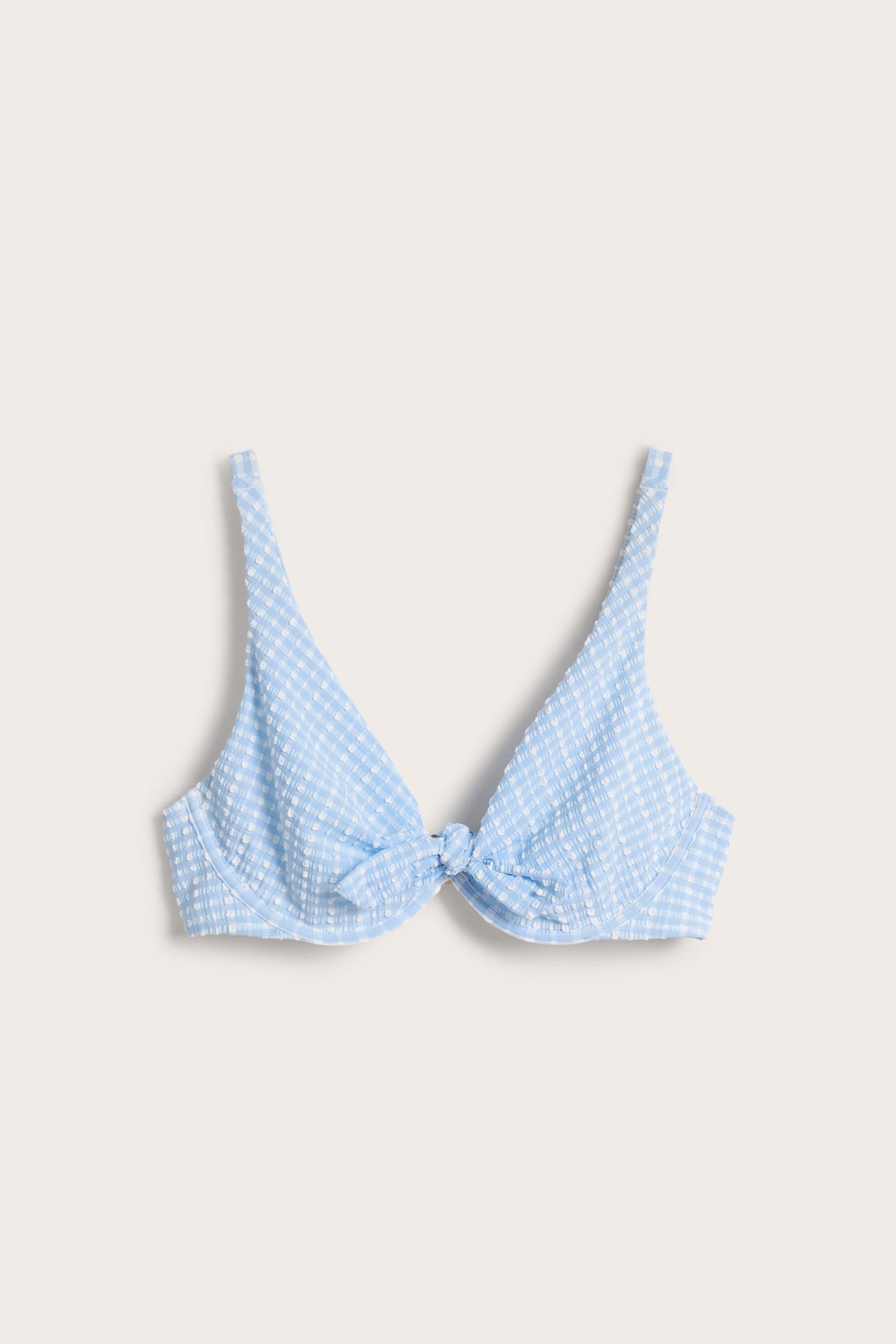 Widok z przodu: jasnoniebiesko-biały top bikini w kratkę z seersuckeru, z fiszbinami i węzłem.