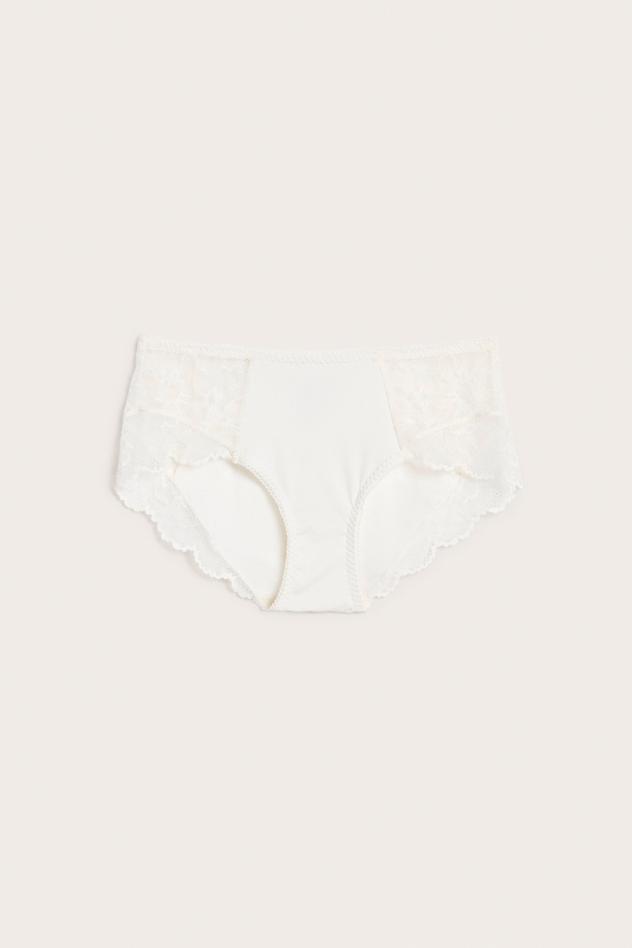 Forfra, hvit hipster truse med mikromateriale og blondedetaljer i sidene.