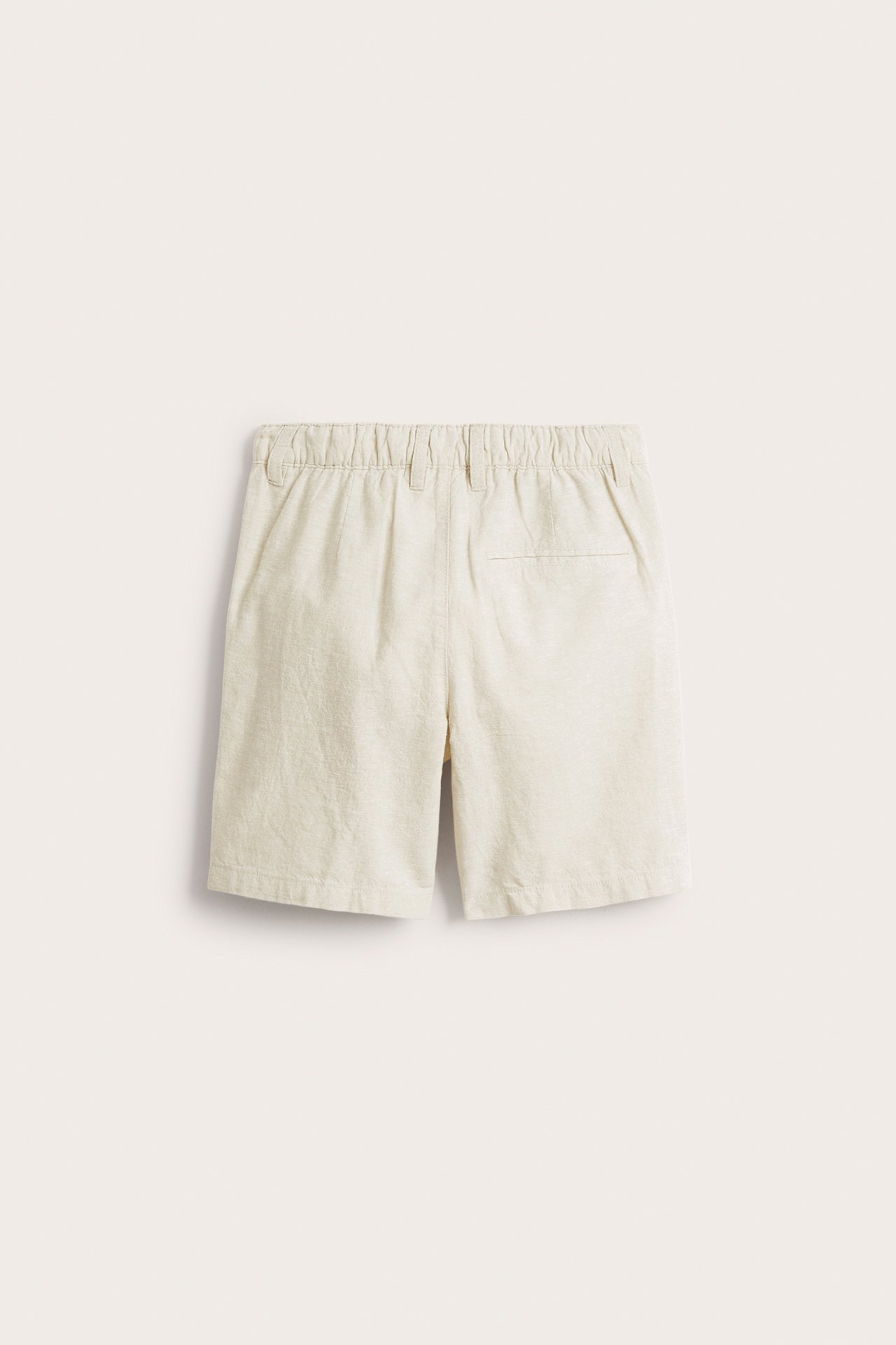 Bakfra: Lysebeige linblanding shorts med elastisk midje og en falsk baklomme.