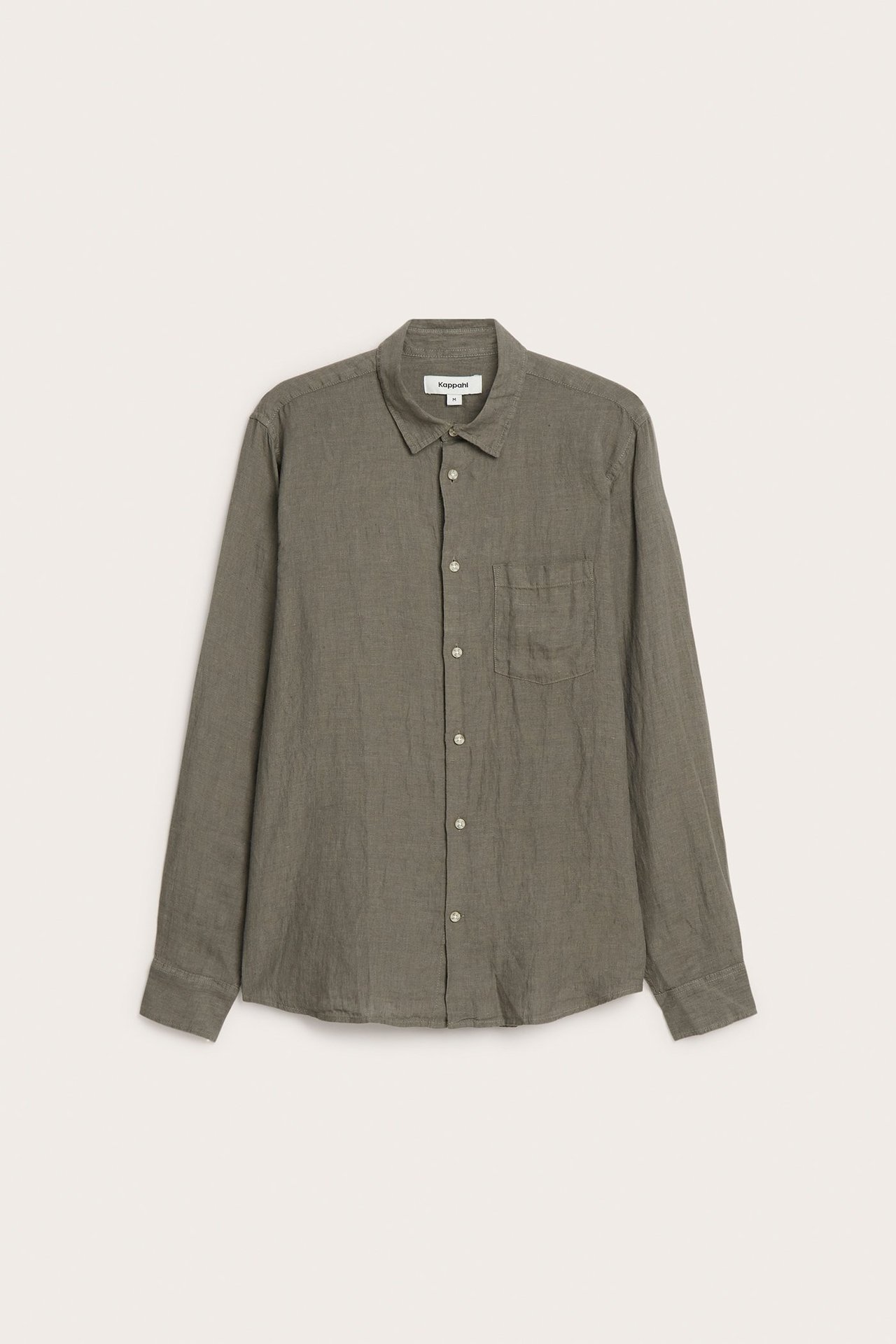 Widok z przodu męskiej zielonej koszuli lnianej regular fit z długimi rękawami, guzikami i kieszenią na piersi.