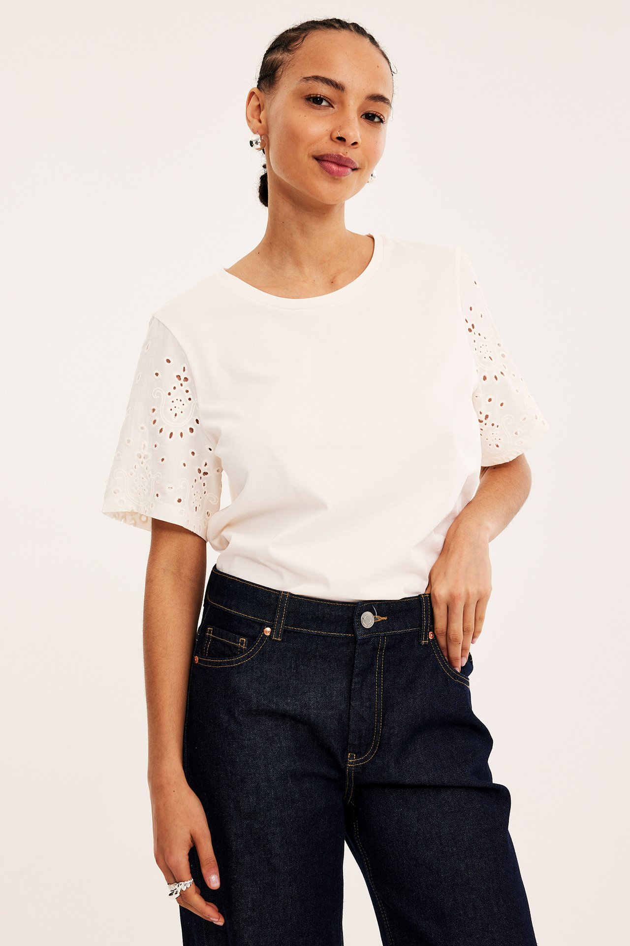 T-shirt med broderie anglaise