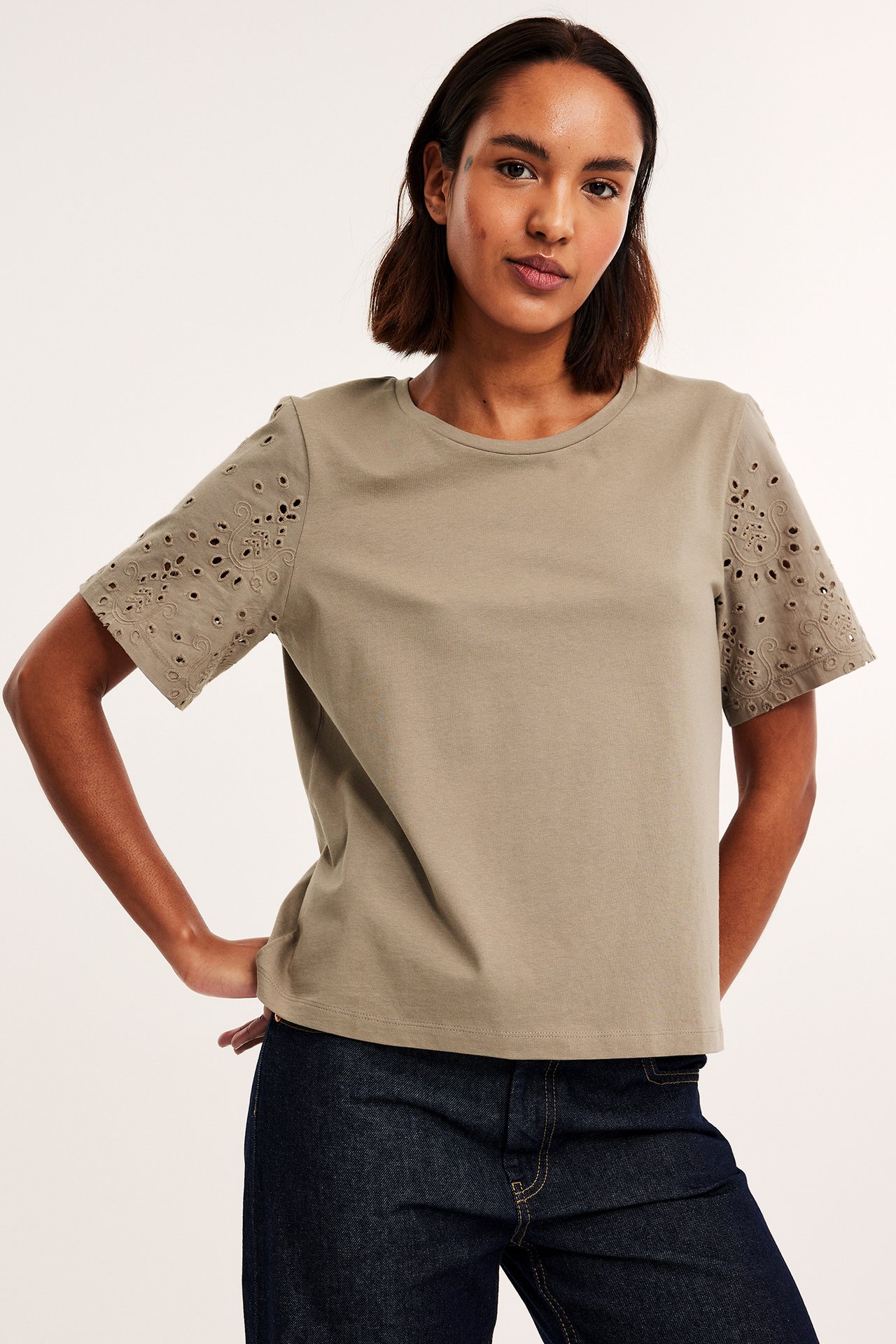 T-skjorte med broderie anglaise - Mørk beige - 1