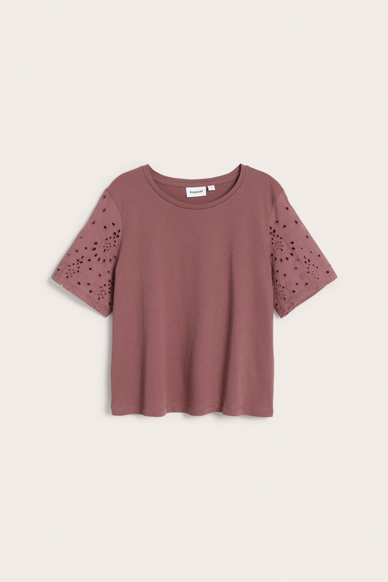 Framifrån: mörkröd bomulls-t-shirt med korta ärmar i broderie anglaise.