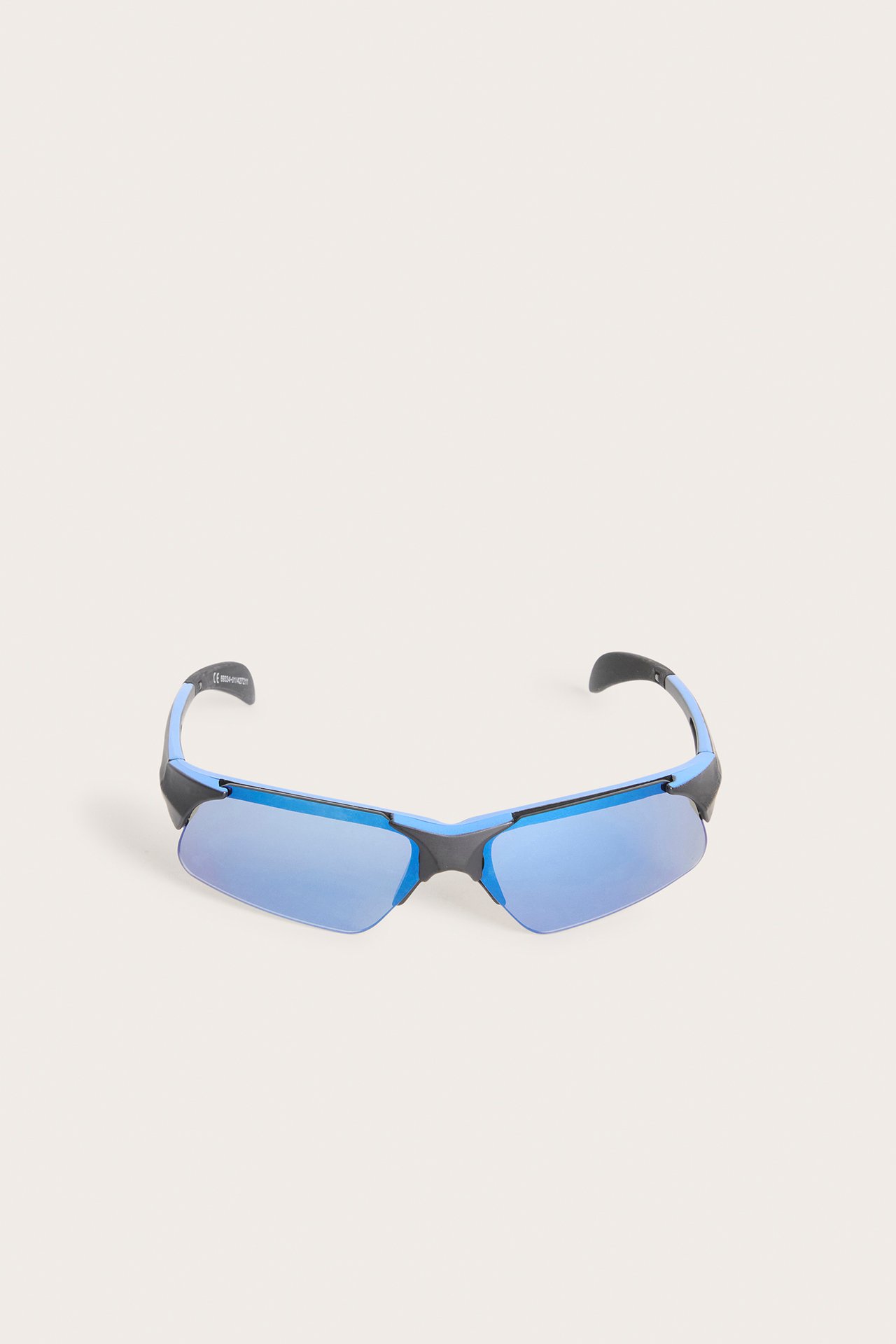 Frontvy av sportiga solglasögon i blå och svart plast med spegelglas.