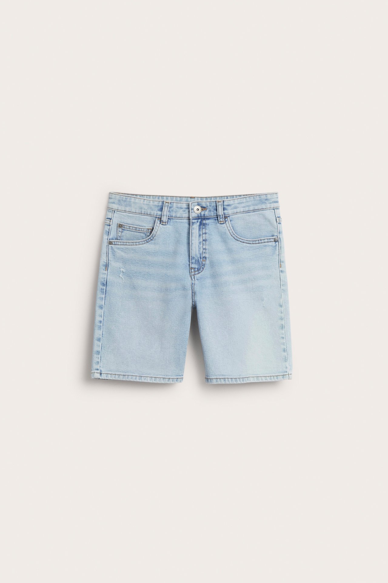 Frontvy av ljusblå stretchiga jeansshorts med knappstängning och framfickor.