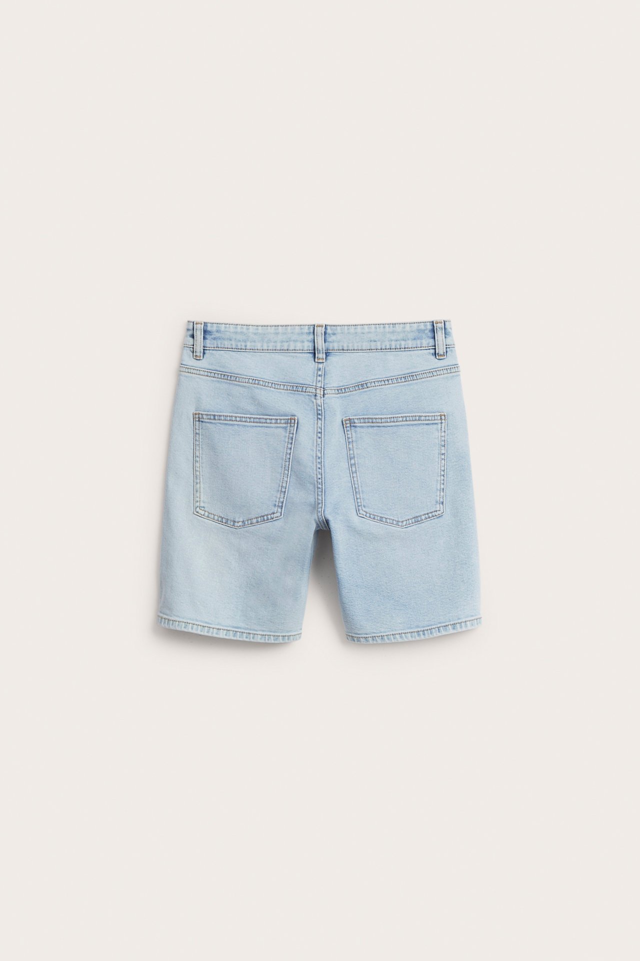Bakifrån av ljusblå denimshorts med två bakfickor.